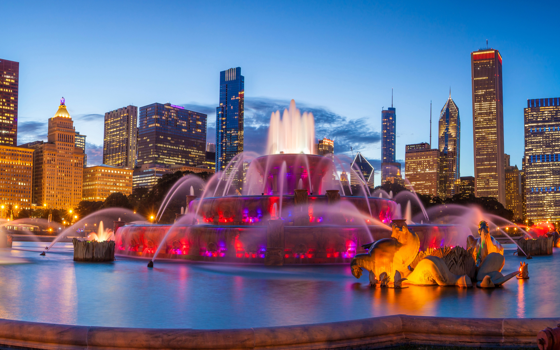 Красивый Букингемский фонтан на фоне ночных небоскребов, Чикаго. США