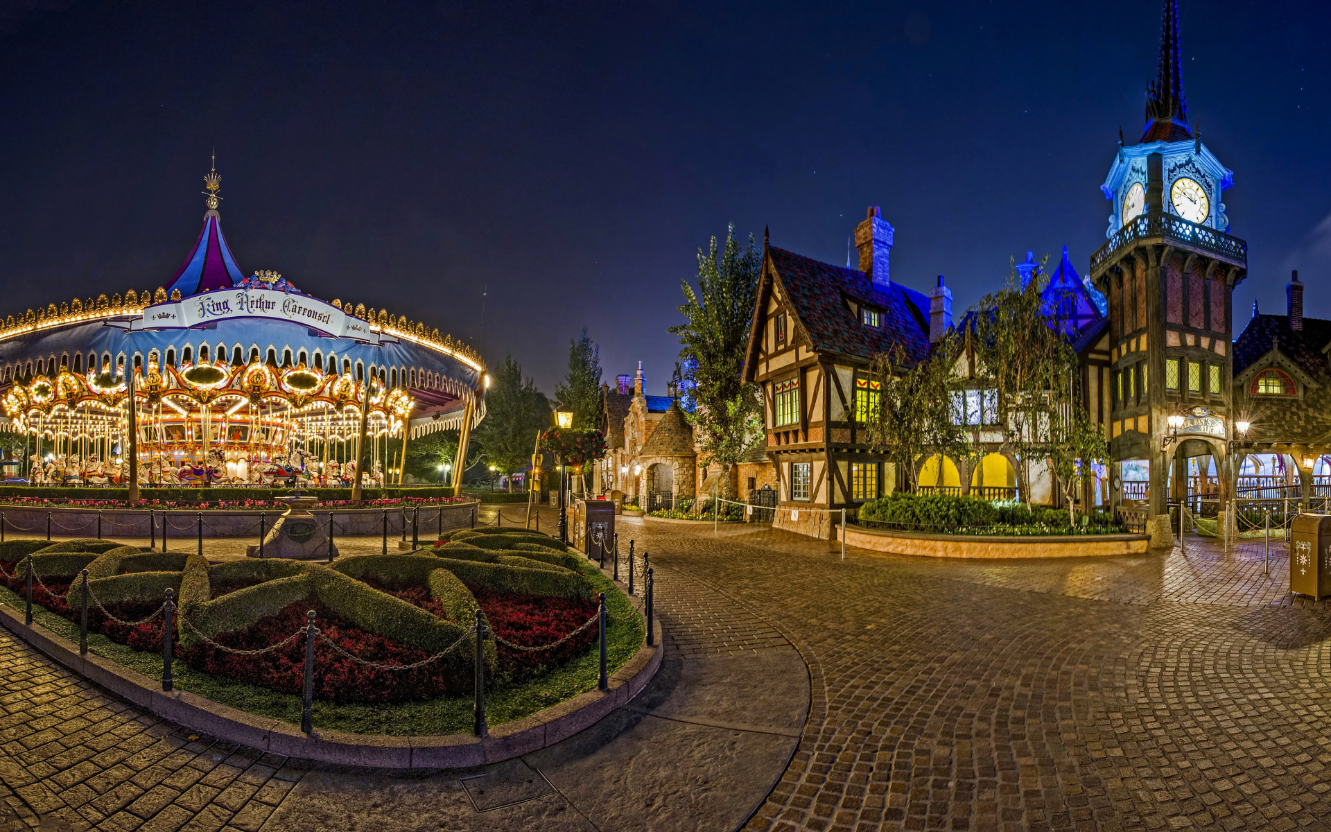 Карусели в гирляндах в парке Диснейленд, Калифорния. США