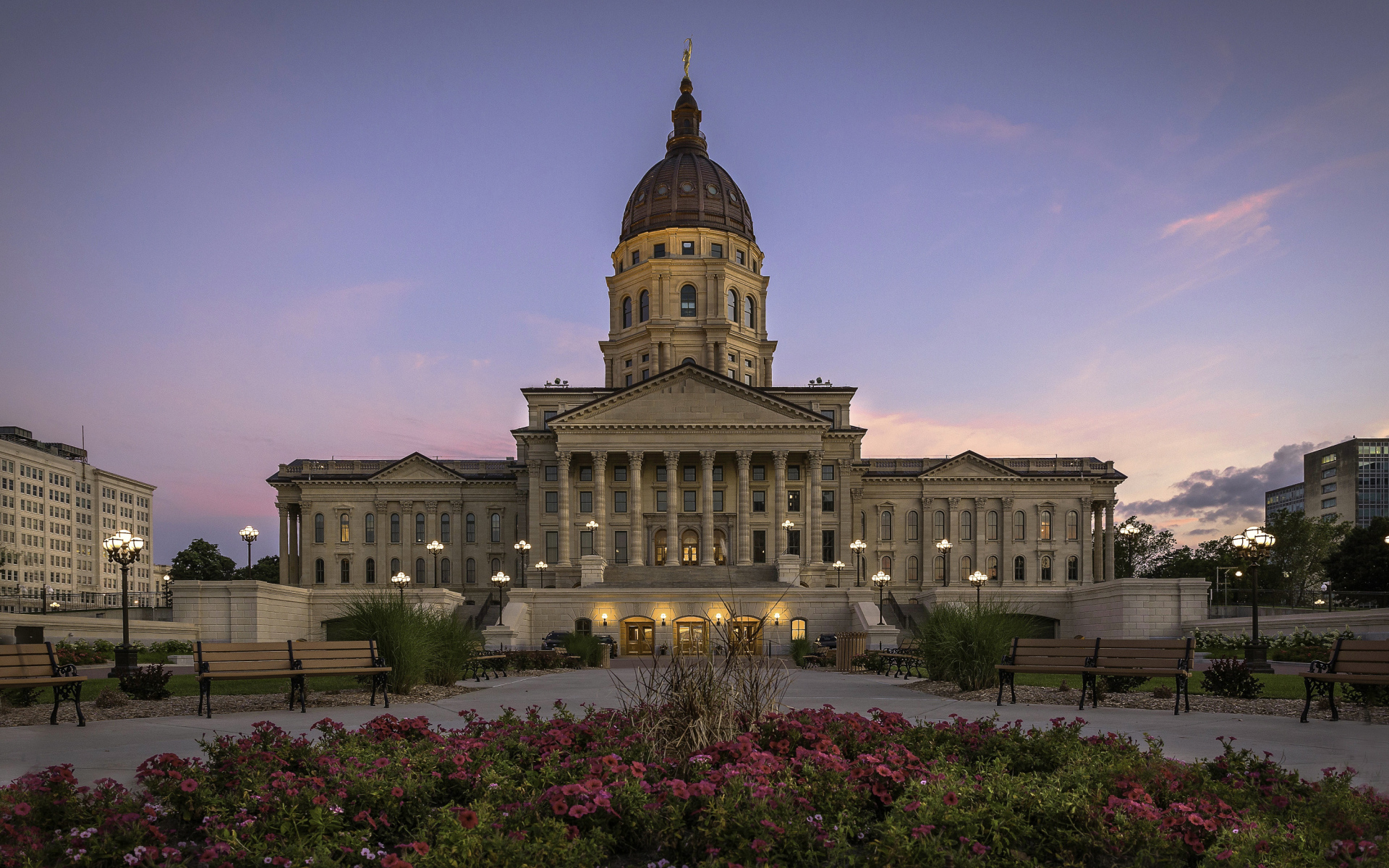 Петунии на клумбе у Капитолия штата Канзас, США 