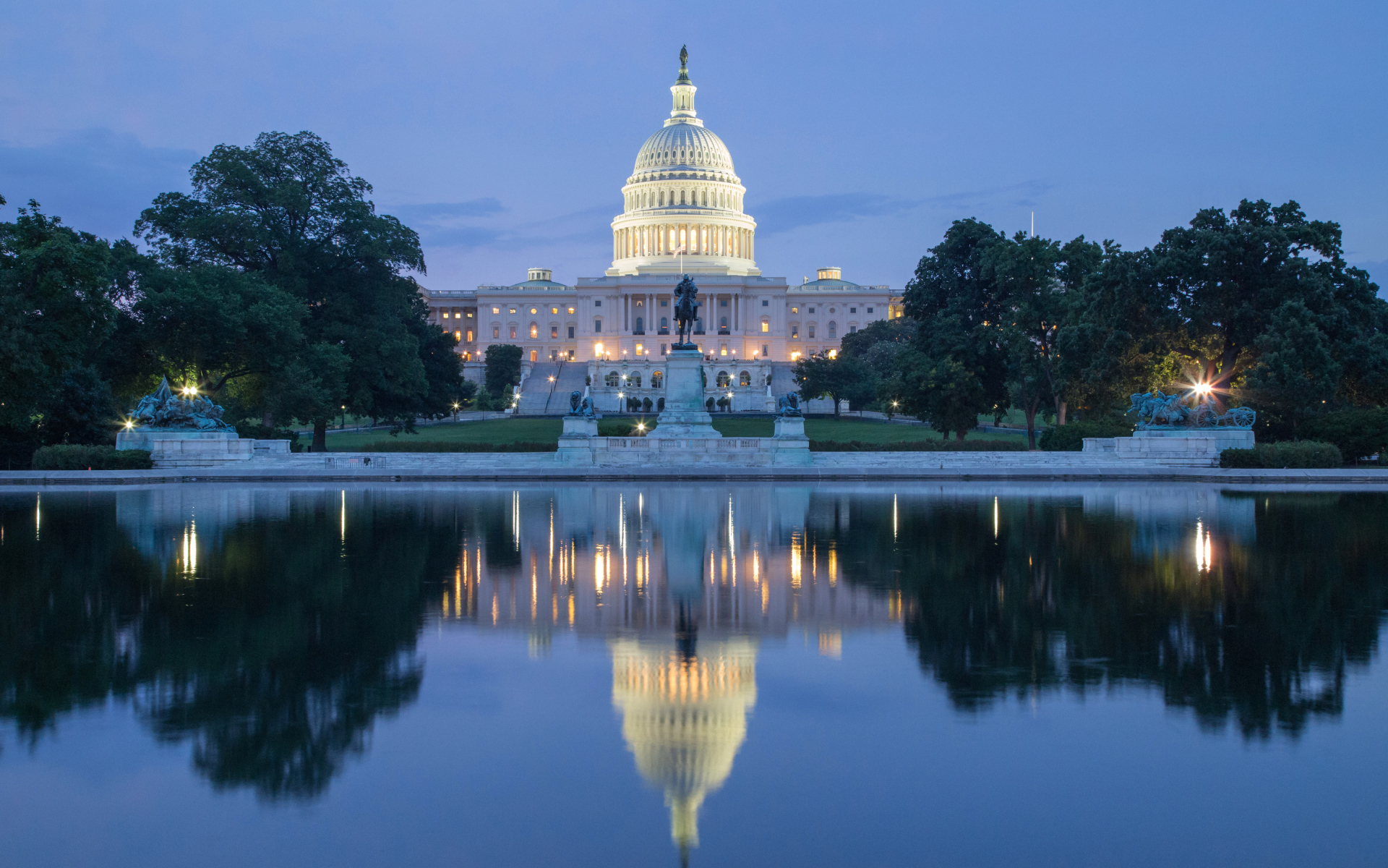 Белый дом отражается в пруду, Вашингтон. США 