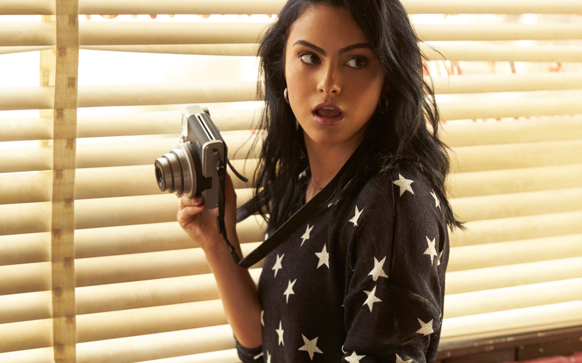 Актриса Камила Мендес с фотоаппаратом в руках