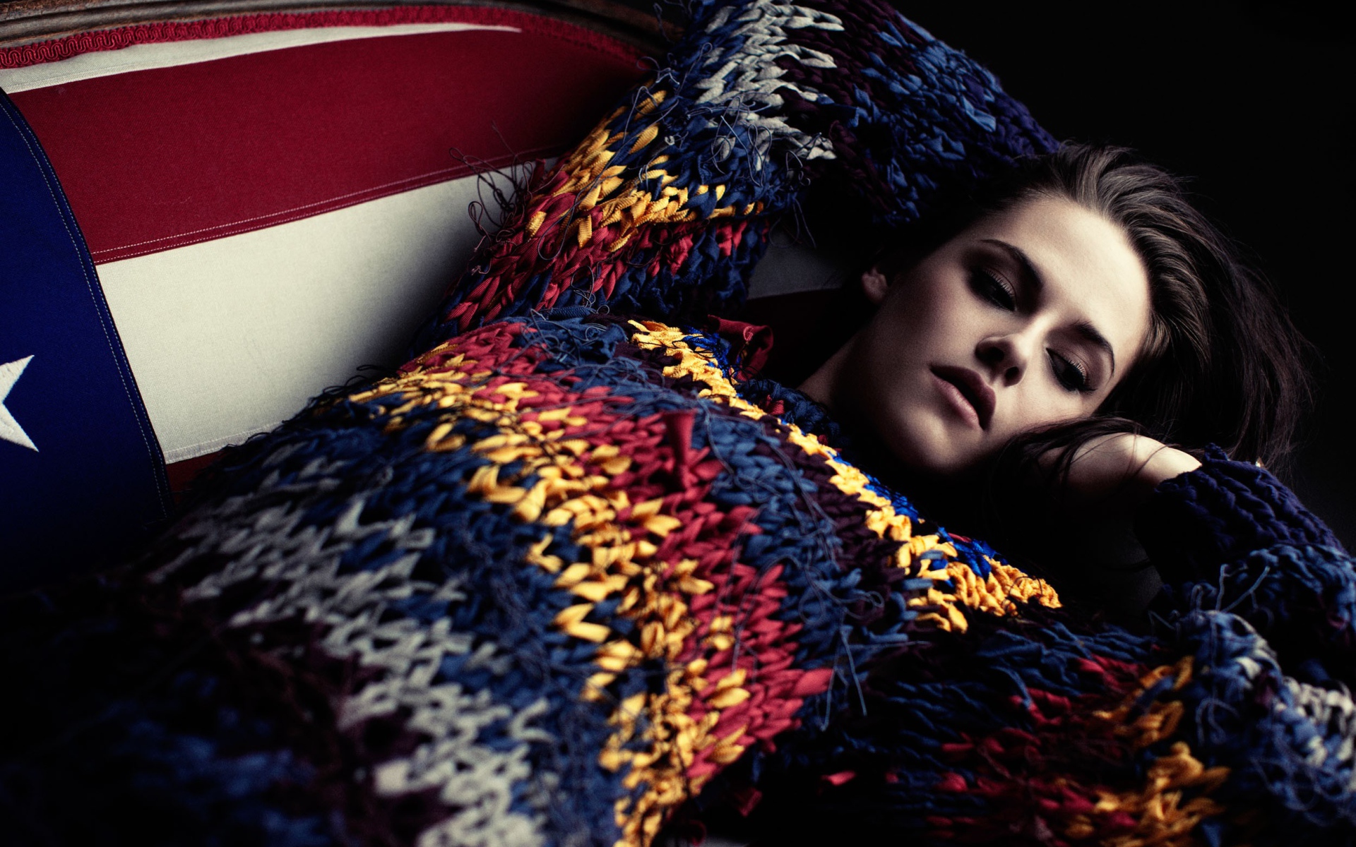 Актриса Кристен Стюарт в цветном свитере 