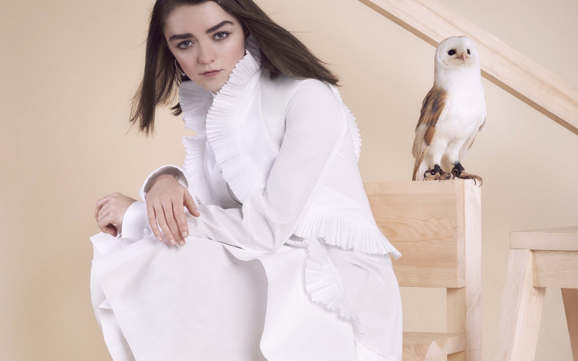 Актриса Мэйси Уильямс в белом платье с совой