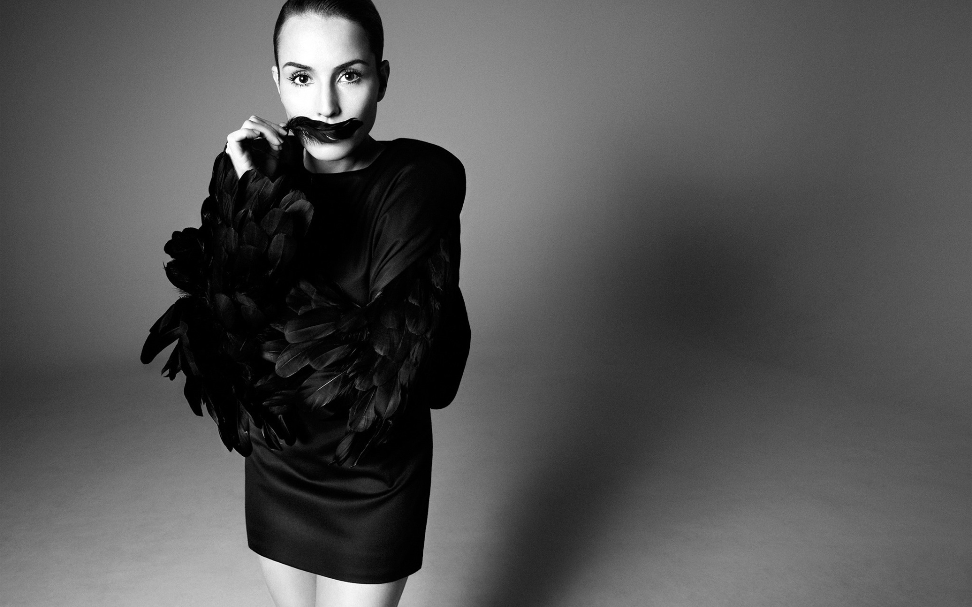 Актриса Нуми Рапас в черном платье черно-белое фото