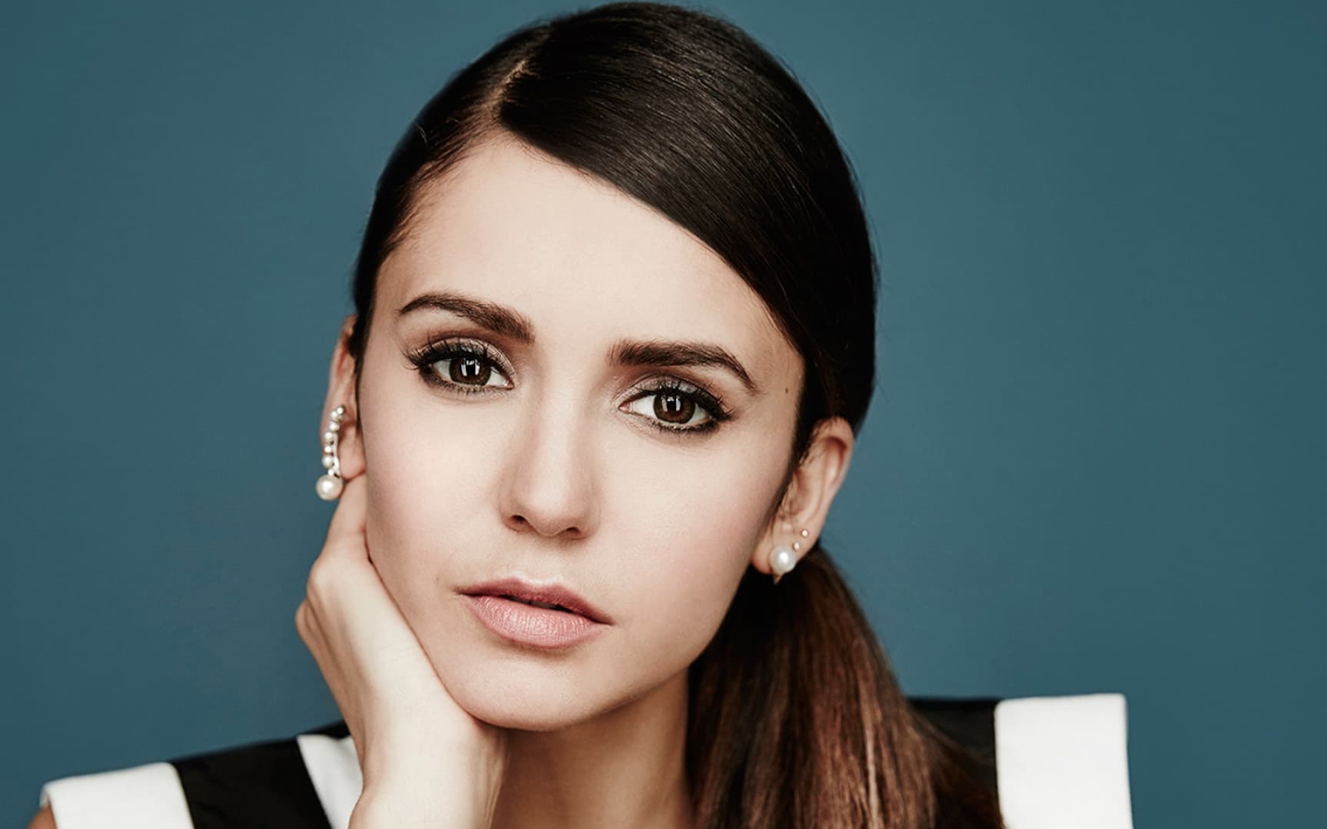 Актриса брюнетка Нина Добрев с карими глазами 