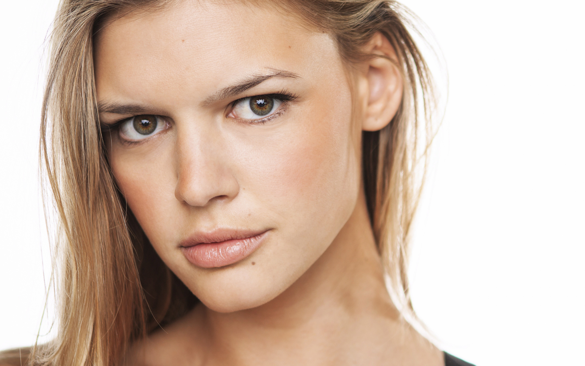 Американская актриса, модель Келли Рорбах фото на белом фоне