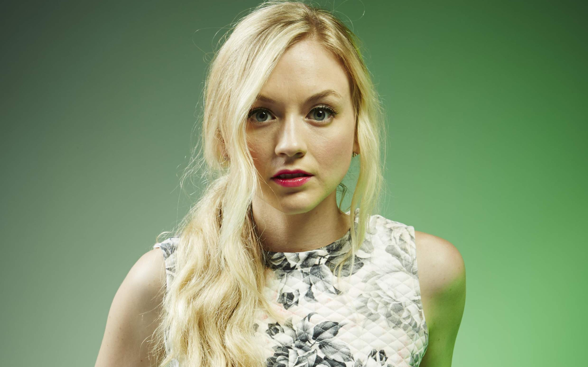 Американская актриса блондинка Эмили Кинни 