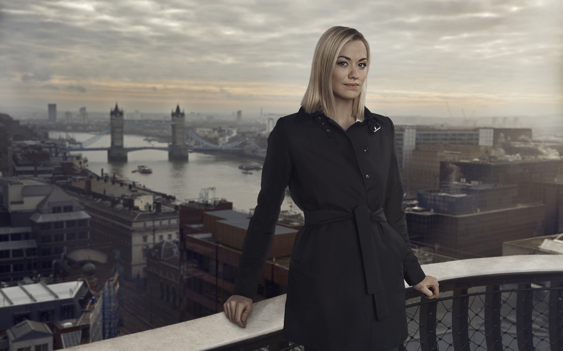 Австралийская актриса Ивонн Страховски в черном пальто