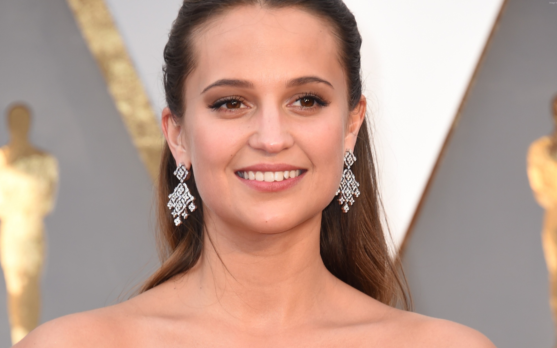 Красивая улыбающаяся актриса Алисия Викандер