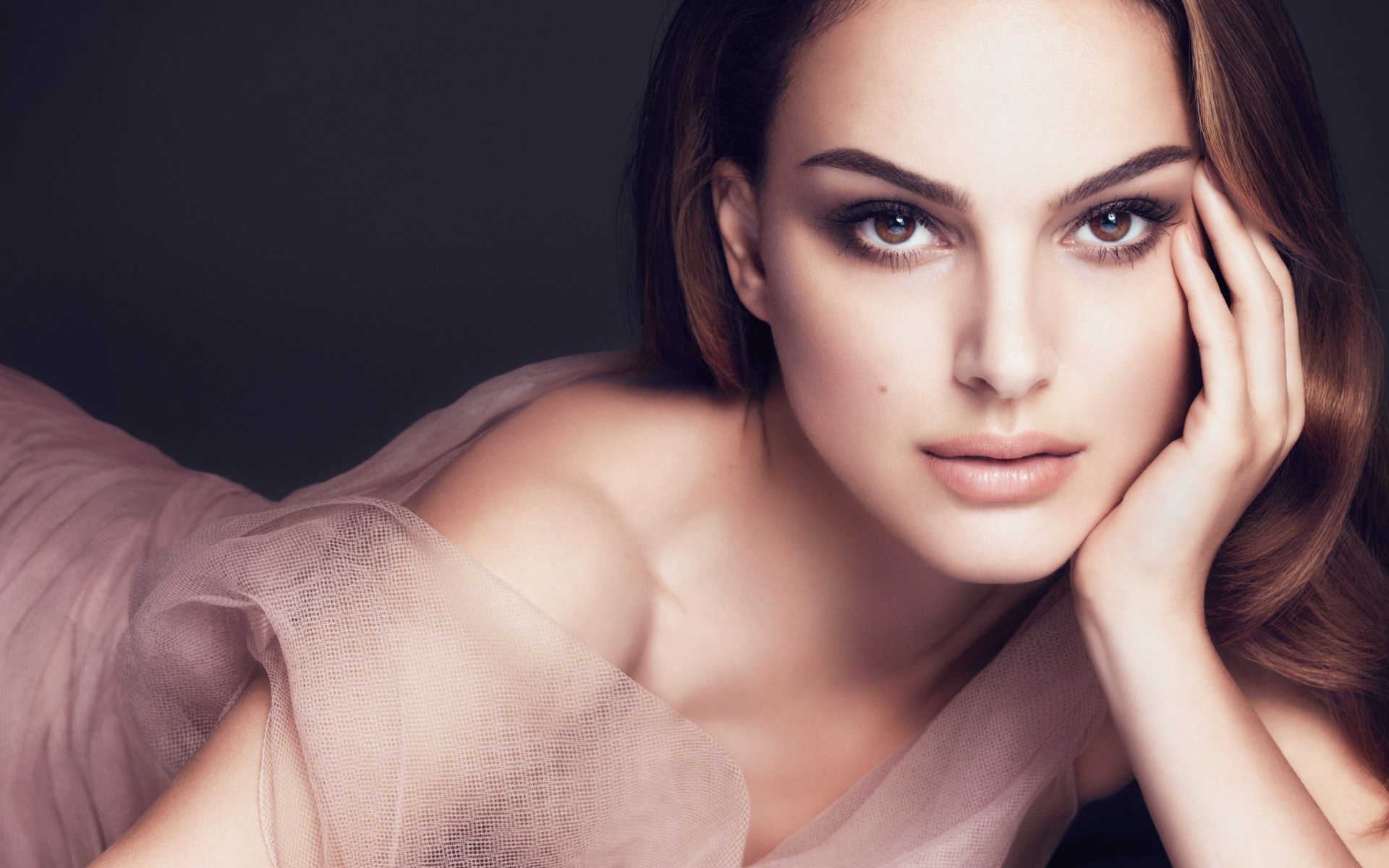 Красивая молодая брюнетка актриса Натали Портман