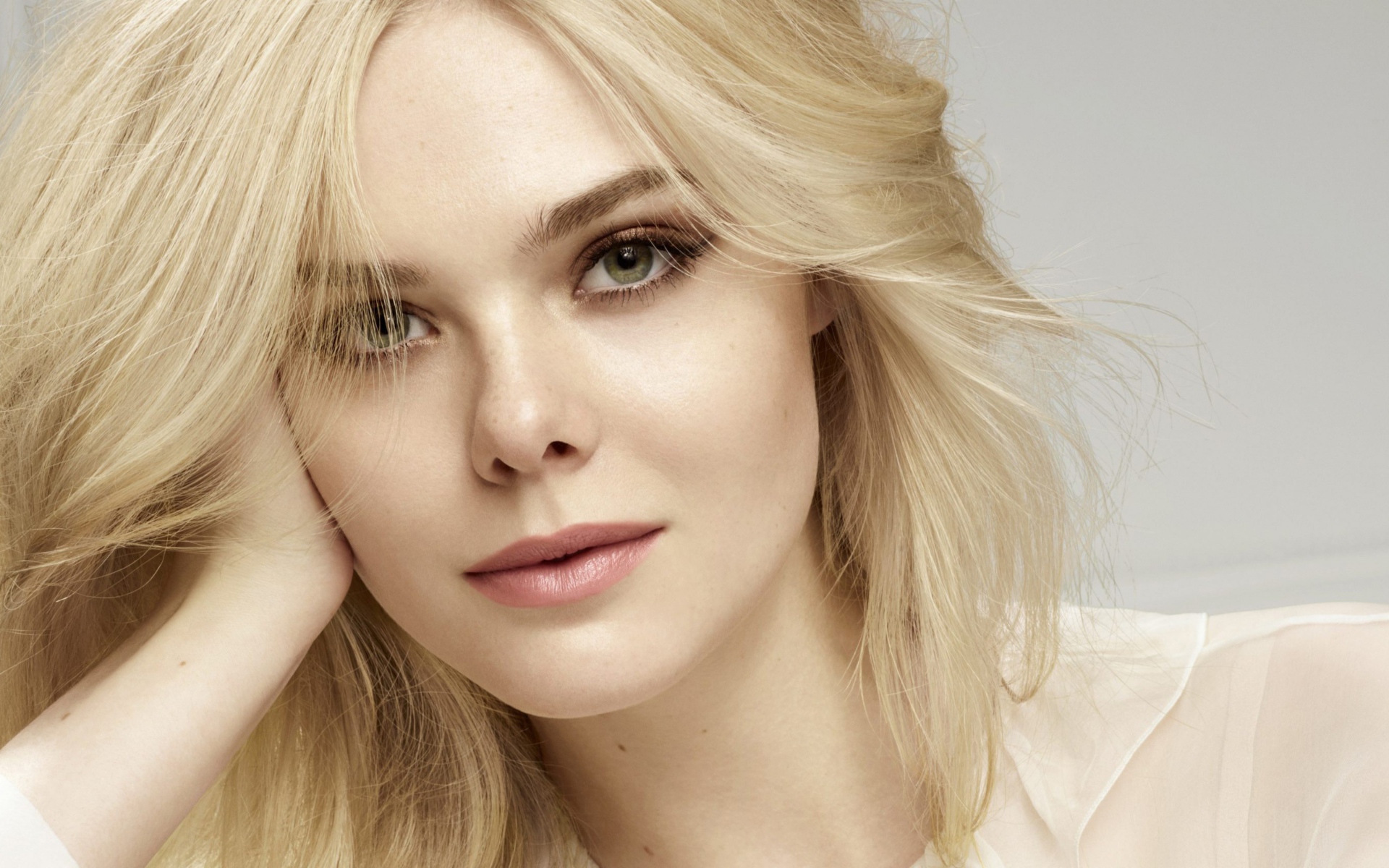 Нежная блондинка актриса Эль Фаннинг