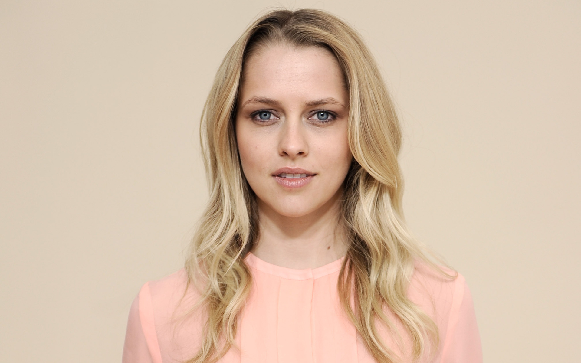 Нежная блондинка актриса Тереза Палмер в розовом платье 