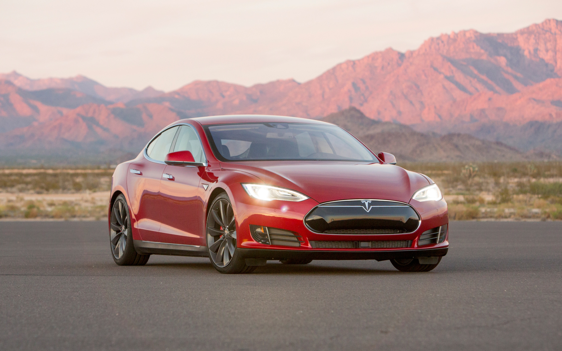 Электромобиль Tesla S P90D модель 2015 года 