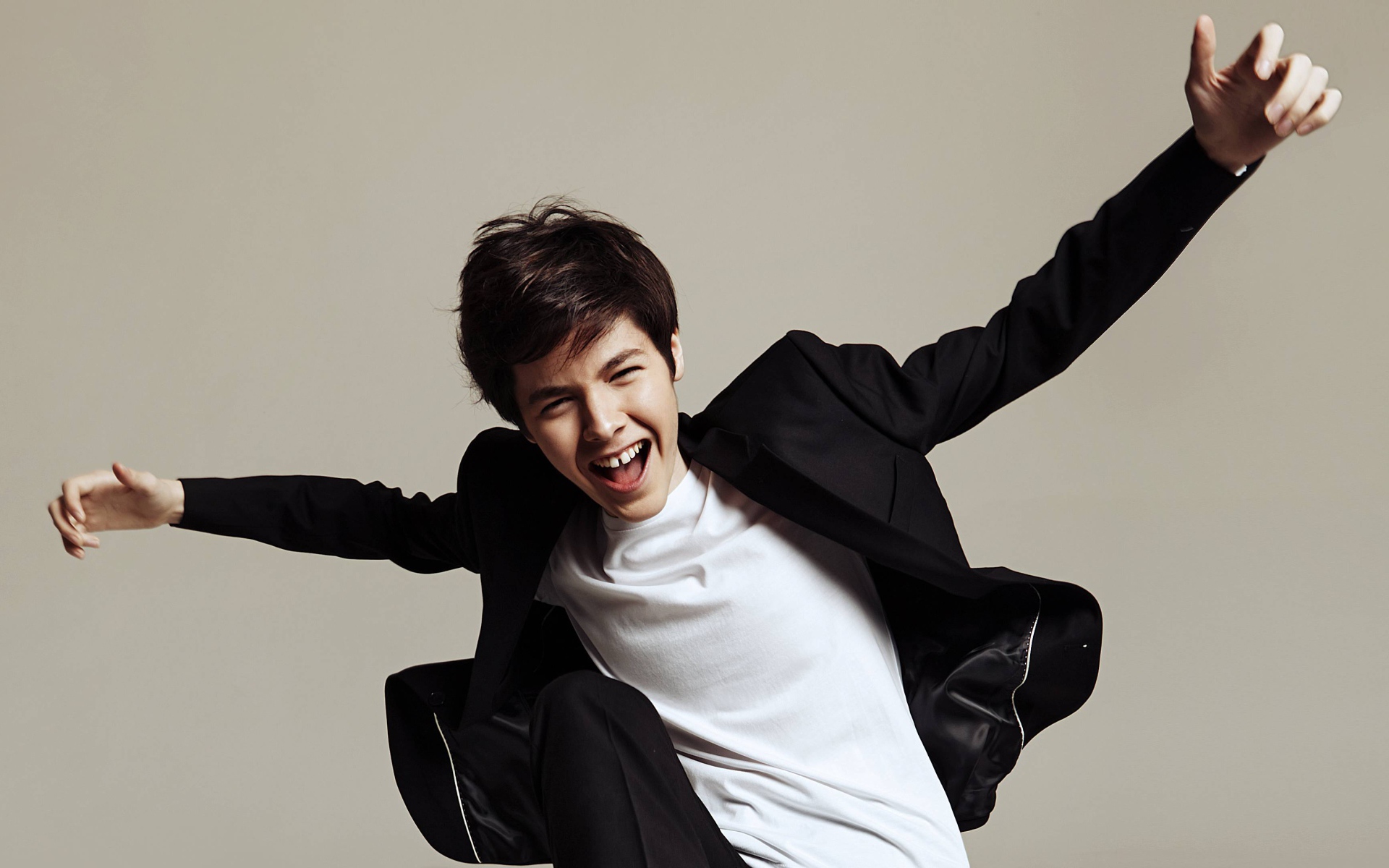 Участник Евровидения 2017 в Киеве от Бельгии Кристиан Костов 