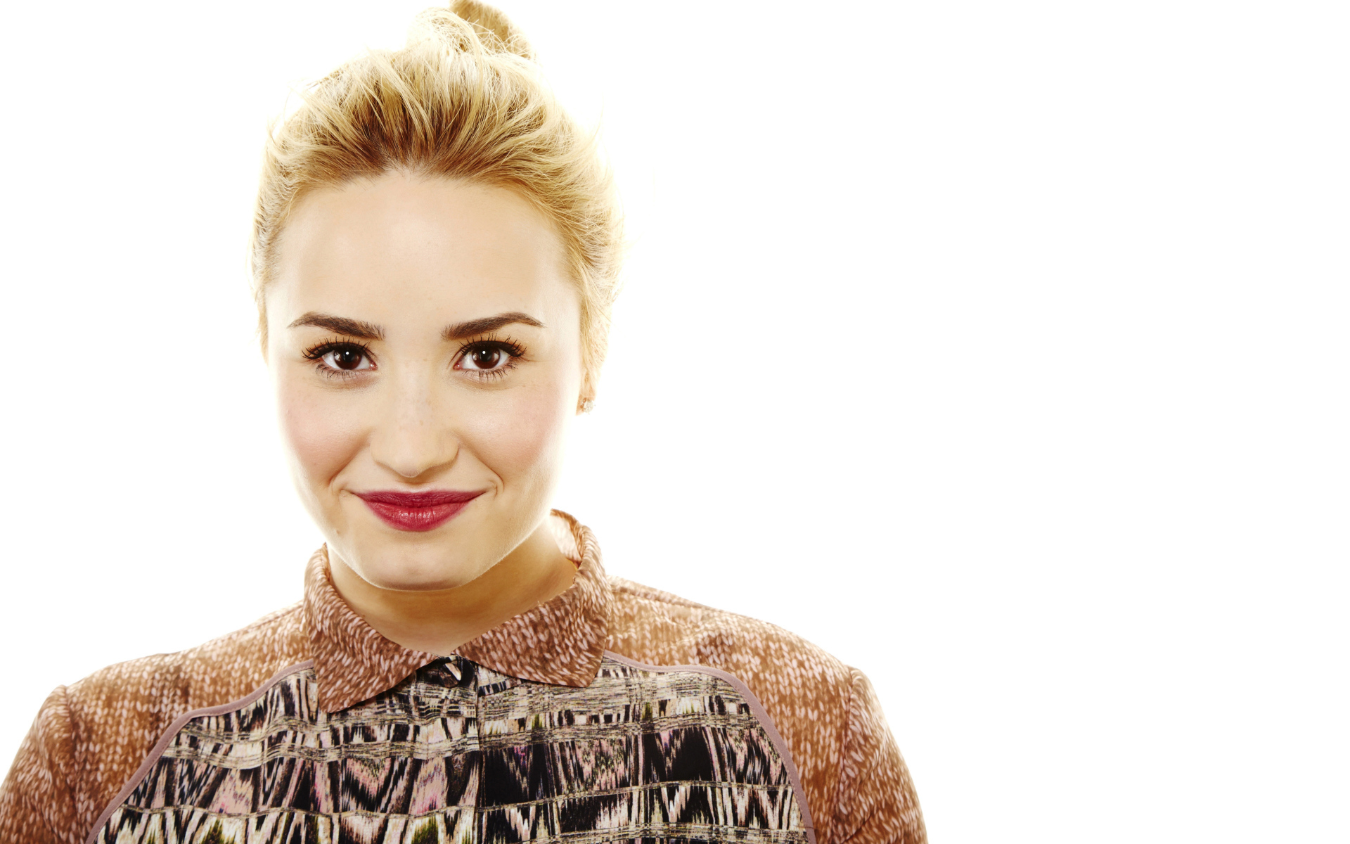 Знаменитая актриса, певица Деми Ловато фото на белом фоне