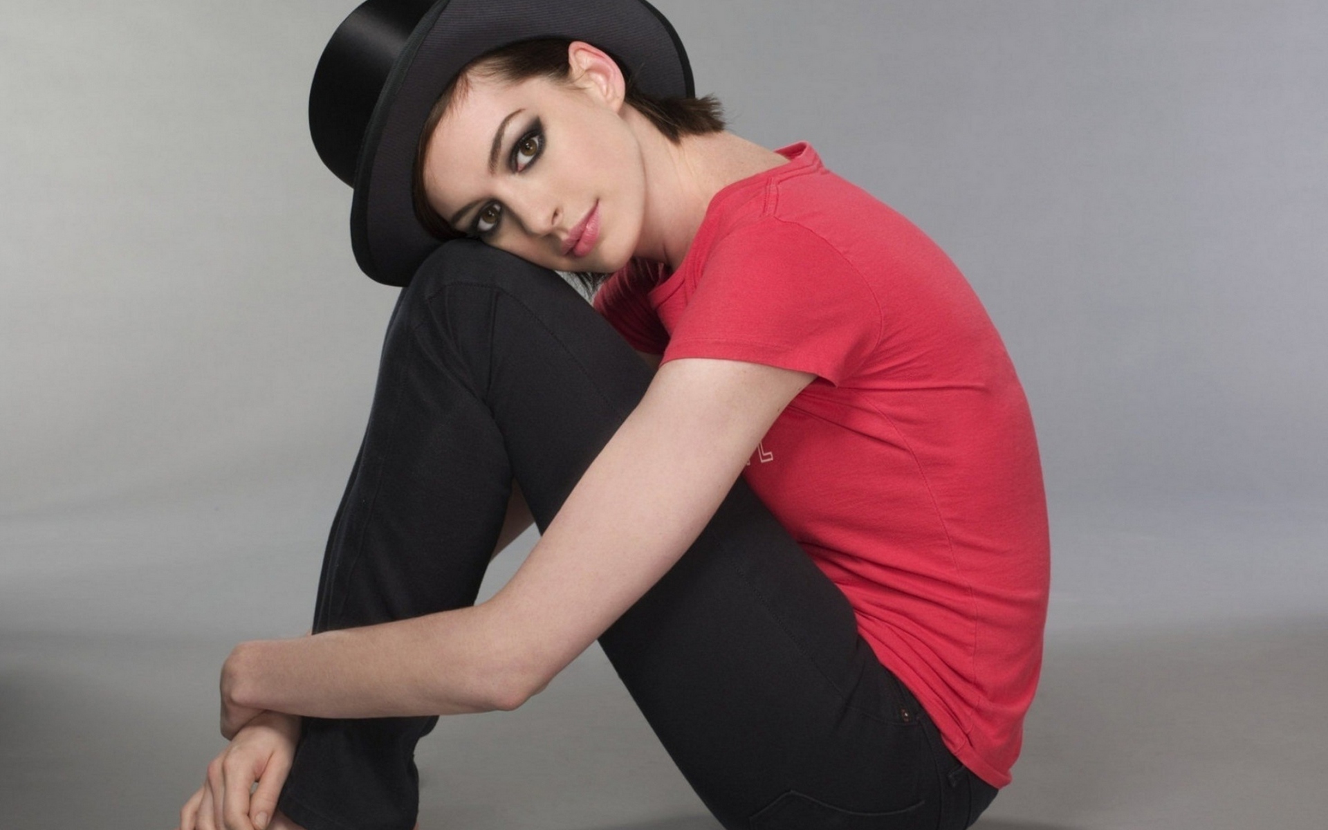 Девушка актриса Энн Хэтэуэй в шляпе 