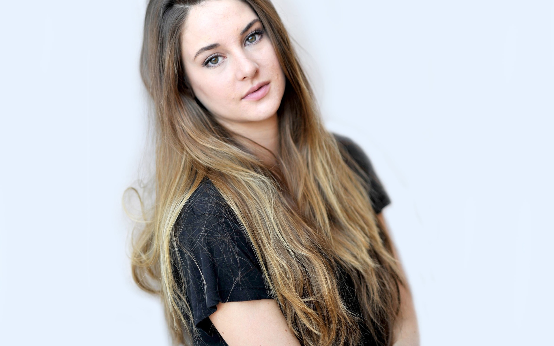 Девушка с длинными волосами, актриса Шейлин Вудли 