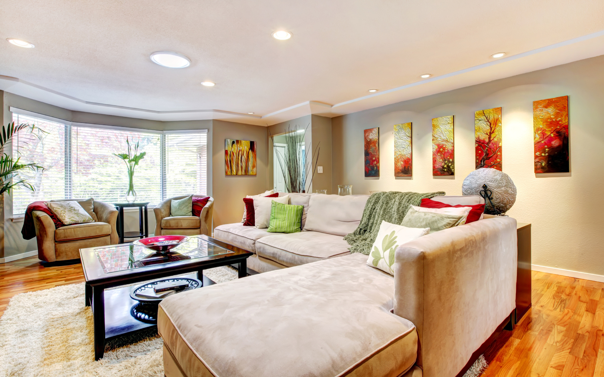 Большой диван в интерьере гостинной в пастельных тонах