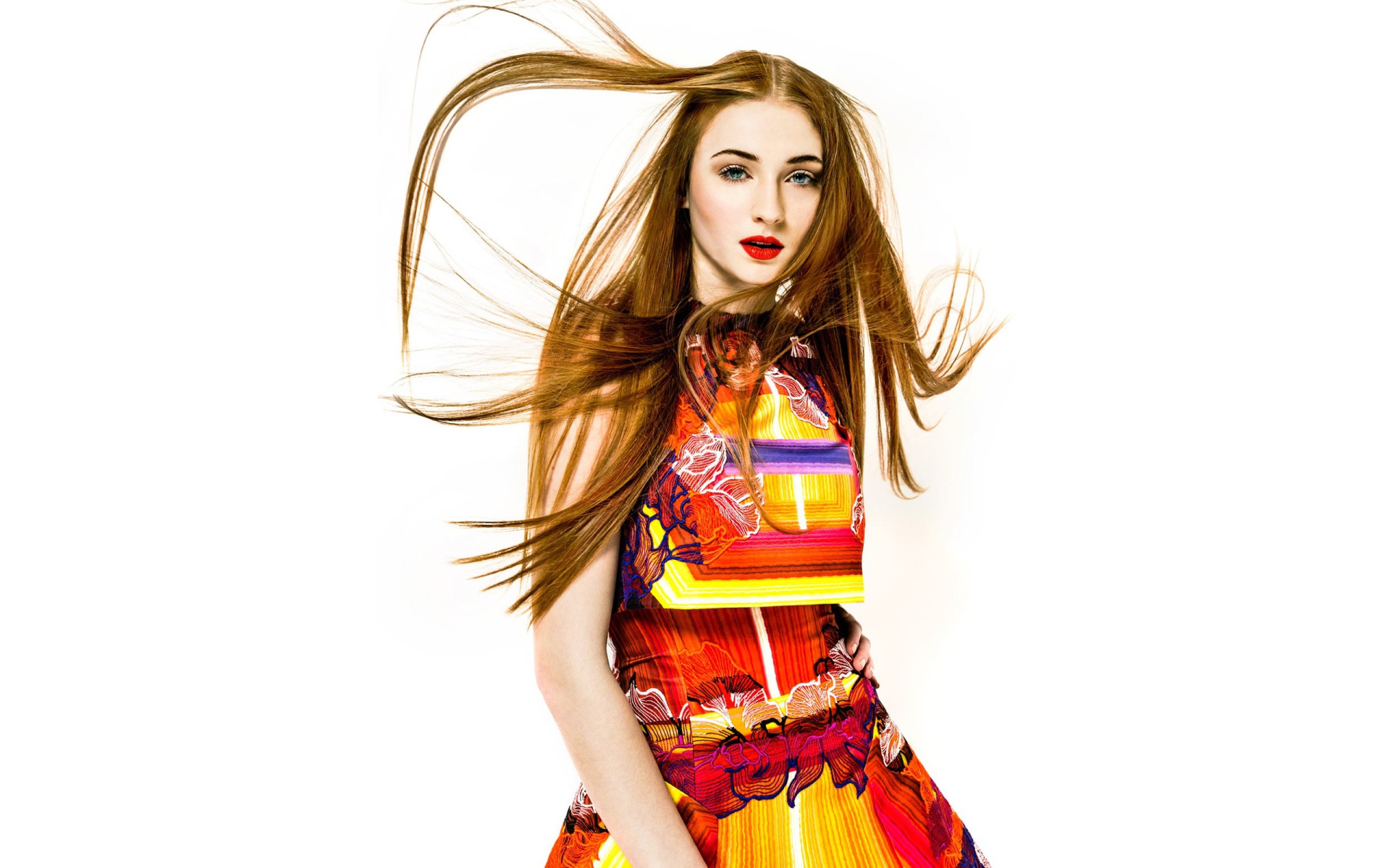 Рыжеволосая актриса Софи Тёрнер фото на белом фоне 