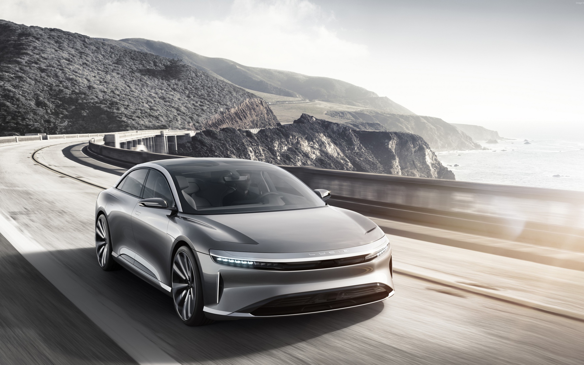 Серебристый электрокар Lucid Air  на трассе