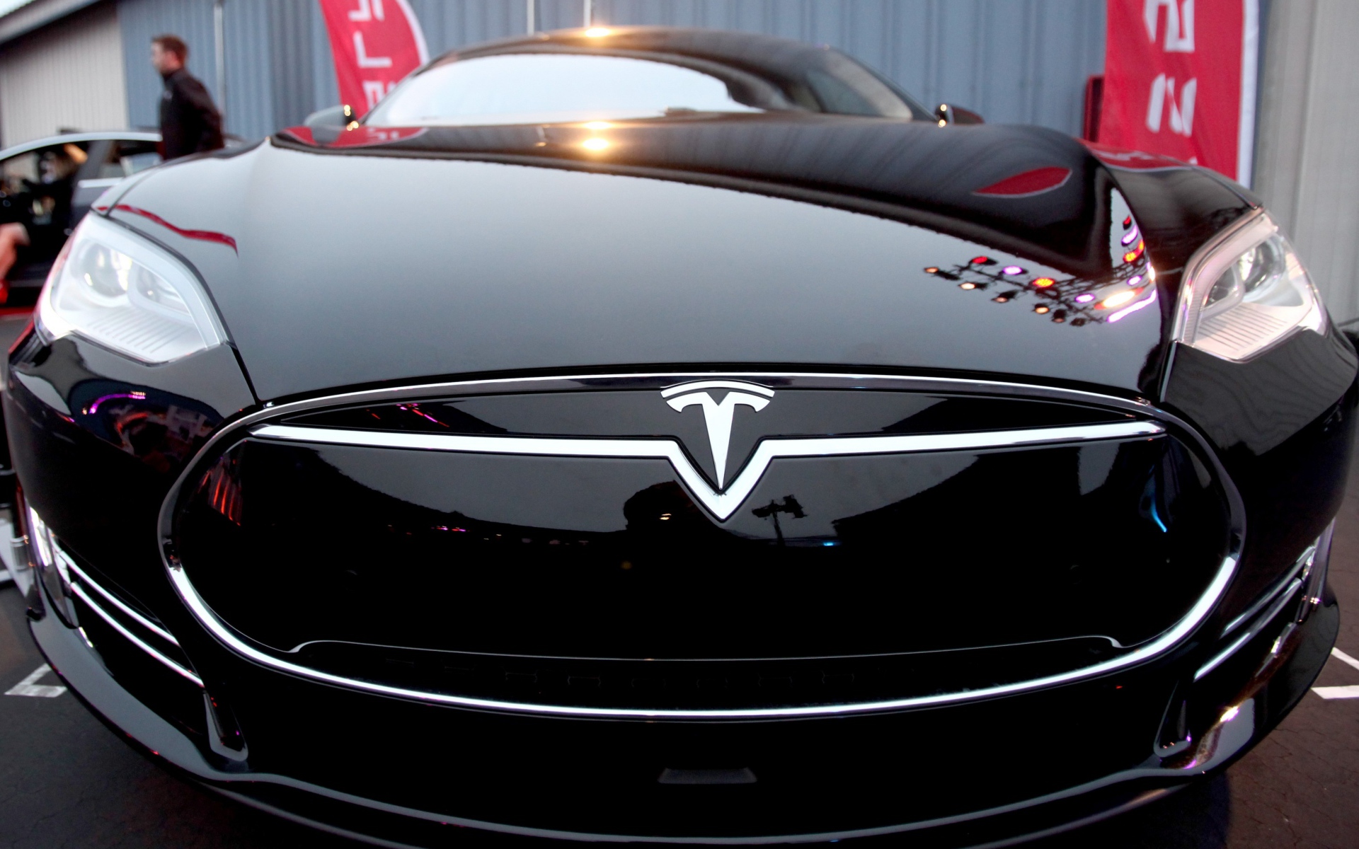 Стильный черный автомобиль Tesla Model 3 вид спереди