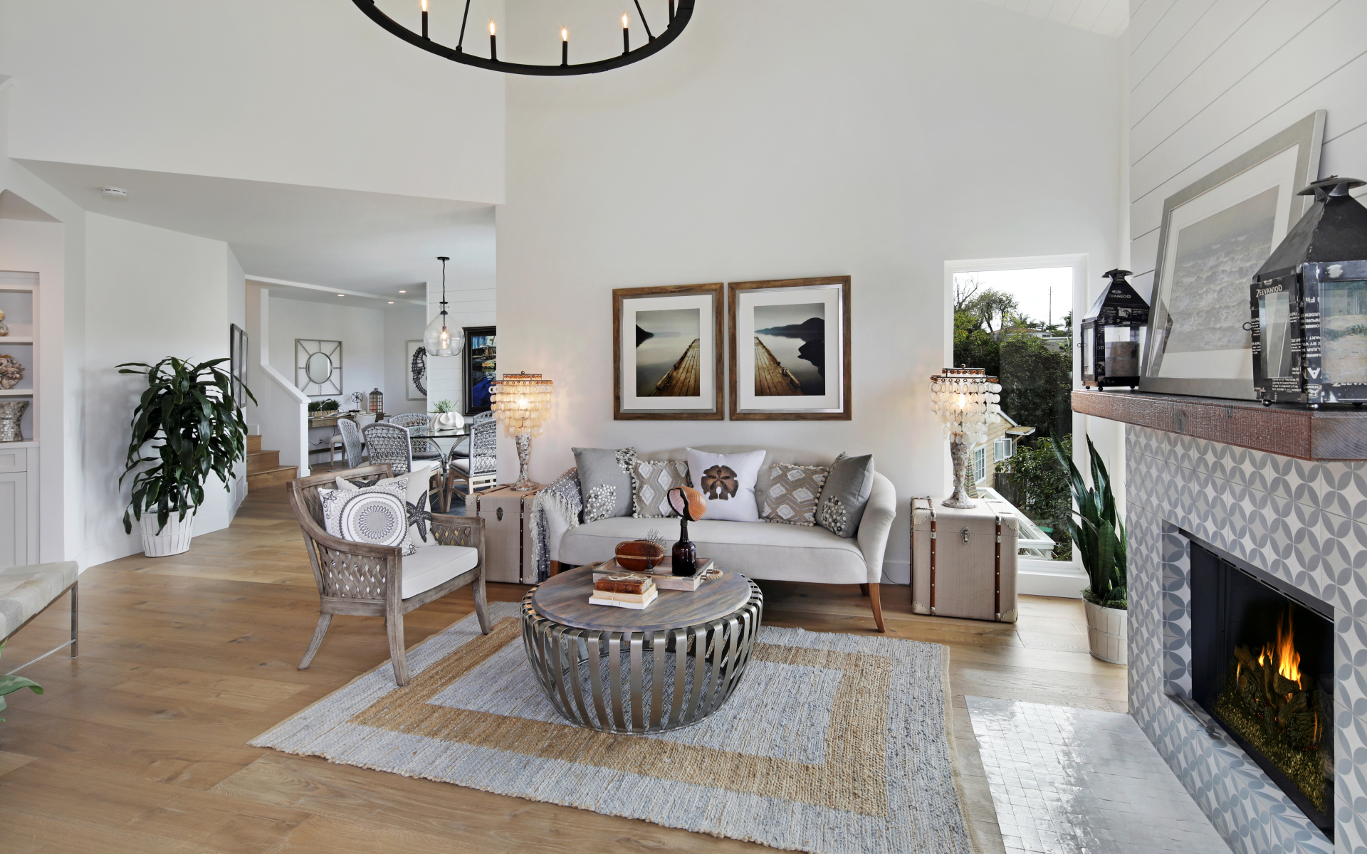 Стильная гостиная комната в серых тонах с камином