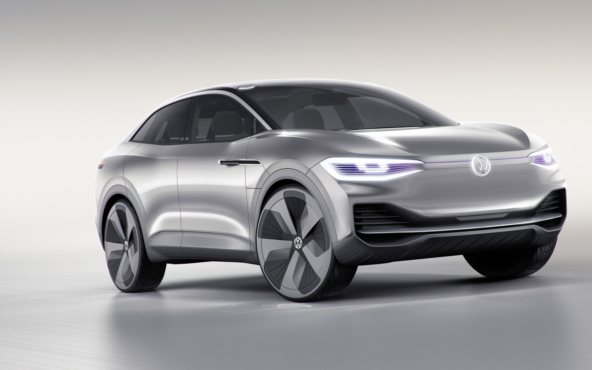 Стильный серебристый электромобиль Volkswagen I.D. CROZZ l на сером фоне