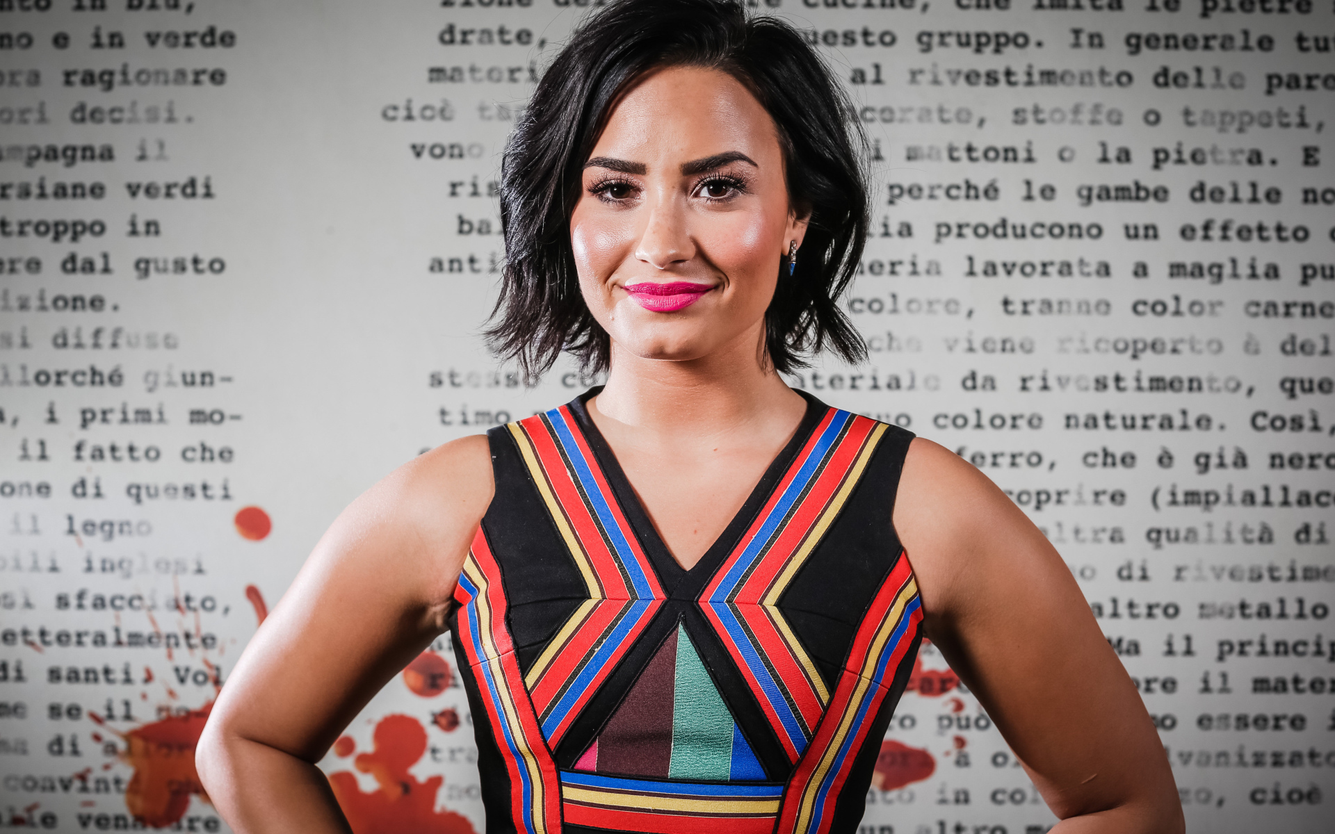 Девушка брюнетка Деми Ловато в ярком платье 