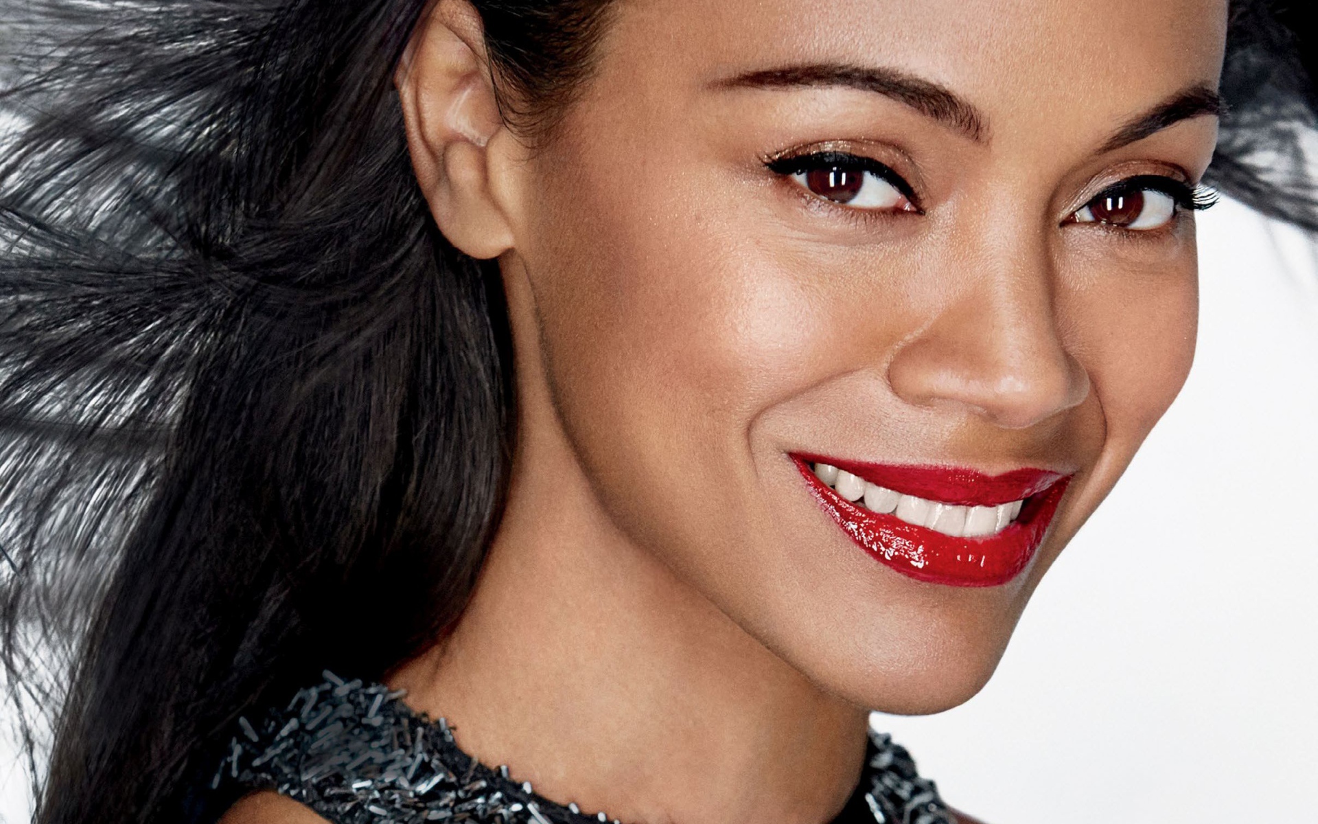 Обворожительная улыбка актрисы Зои Салдана 