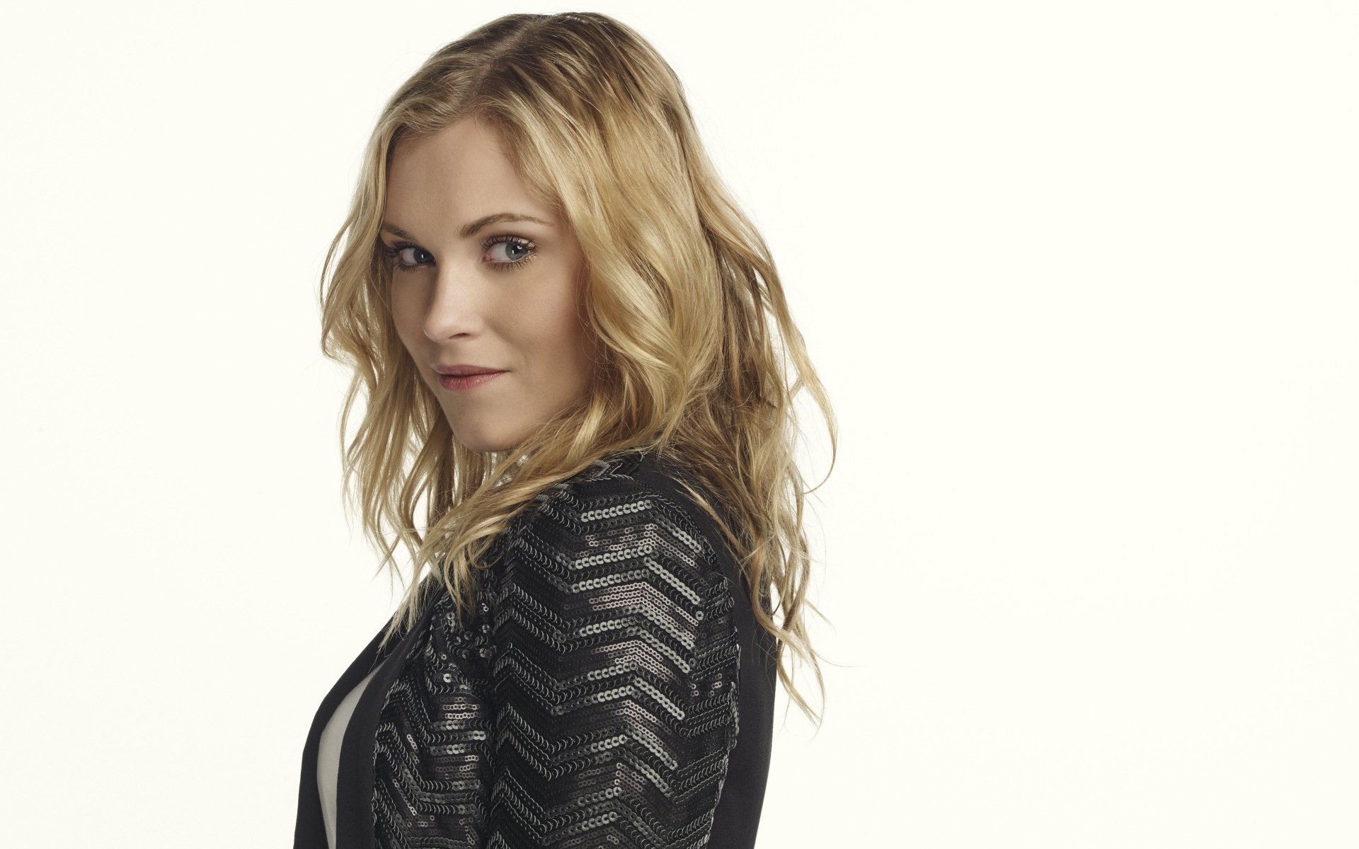 Молодая австралийская актриса Элиза Тейлор на белом фоне