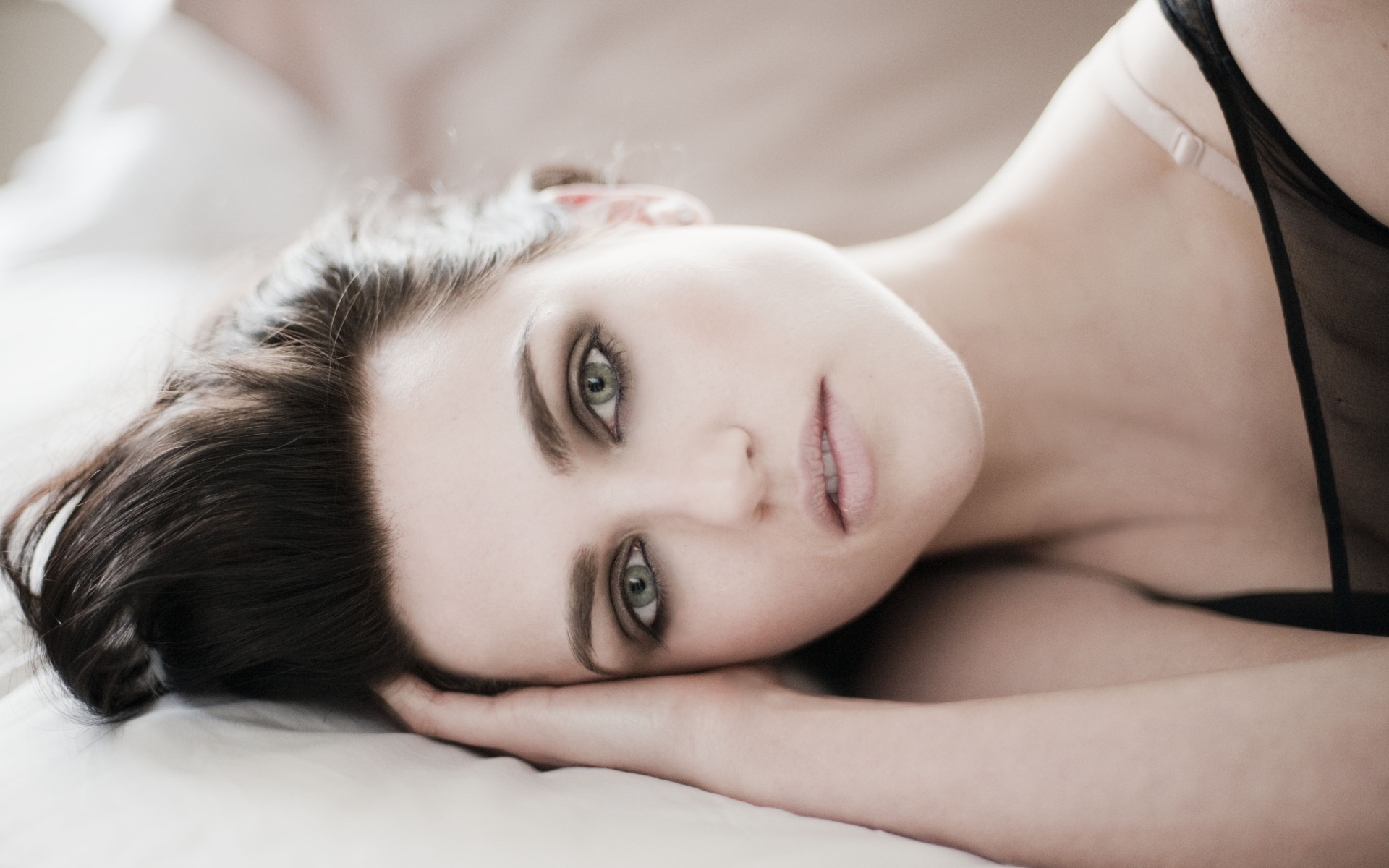 Молодая нежная актриса Кэти Макграт