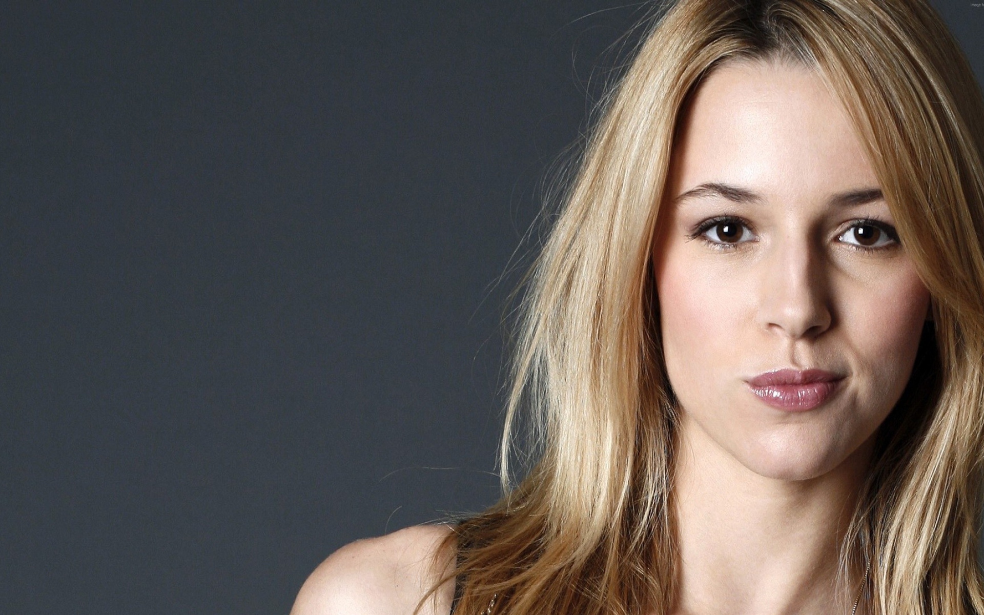 Молодая девушка израильская актриса Алона Тал