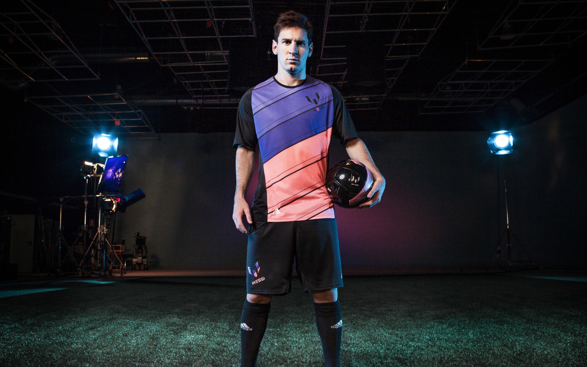 Футболист Лионель Месси в  фотостудии