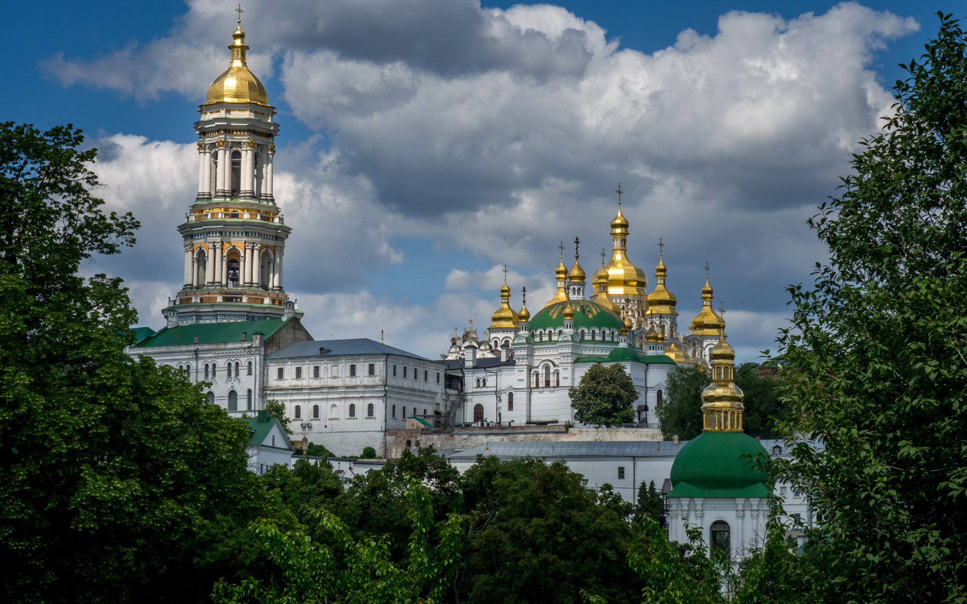 Красивая Киево-Печерская лавра на фоне облаков,  Киев. Украина 