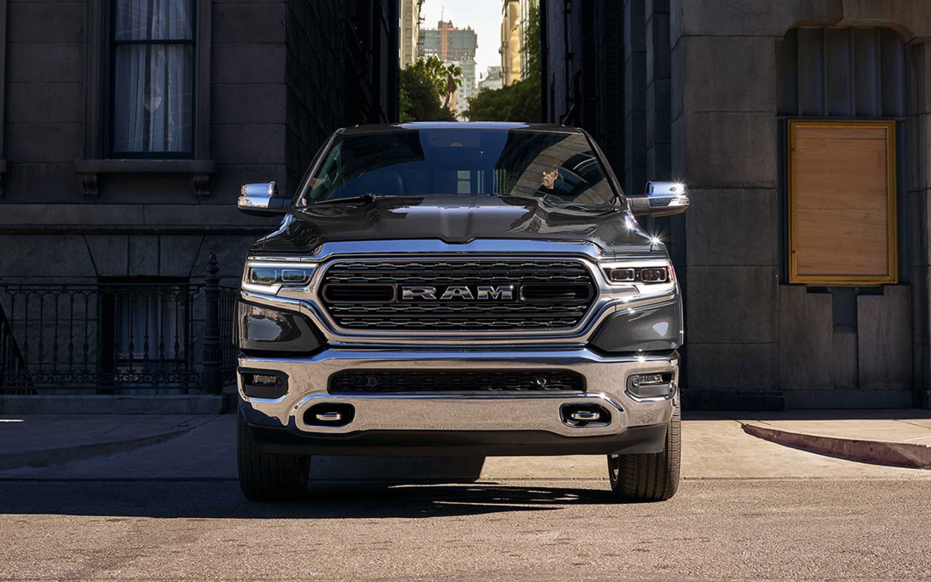 Черный внедорожник Ram 1500, 2019 года