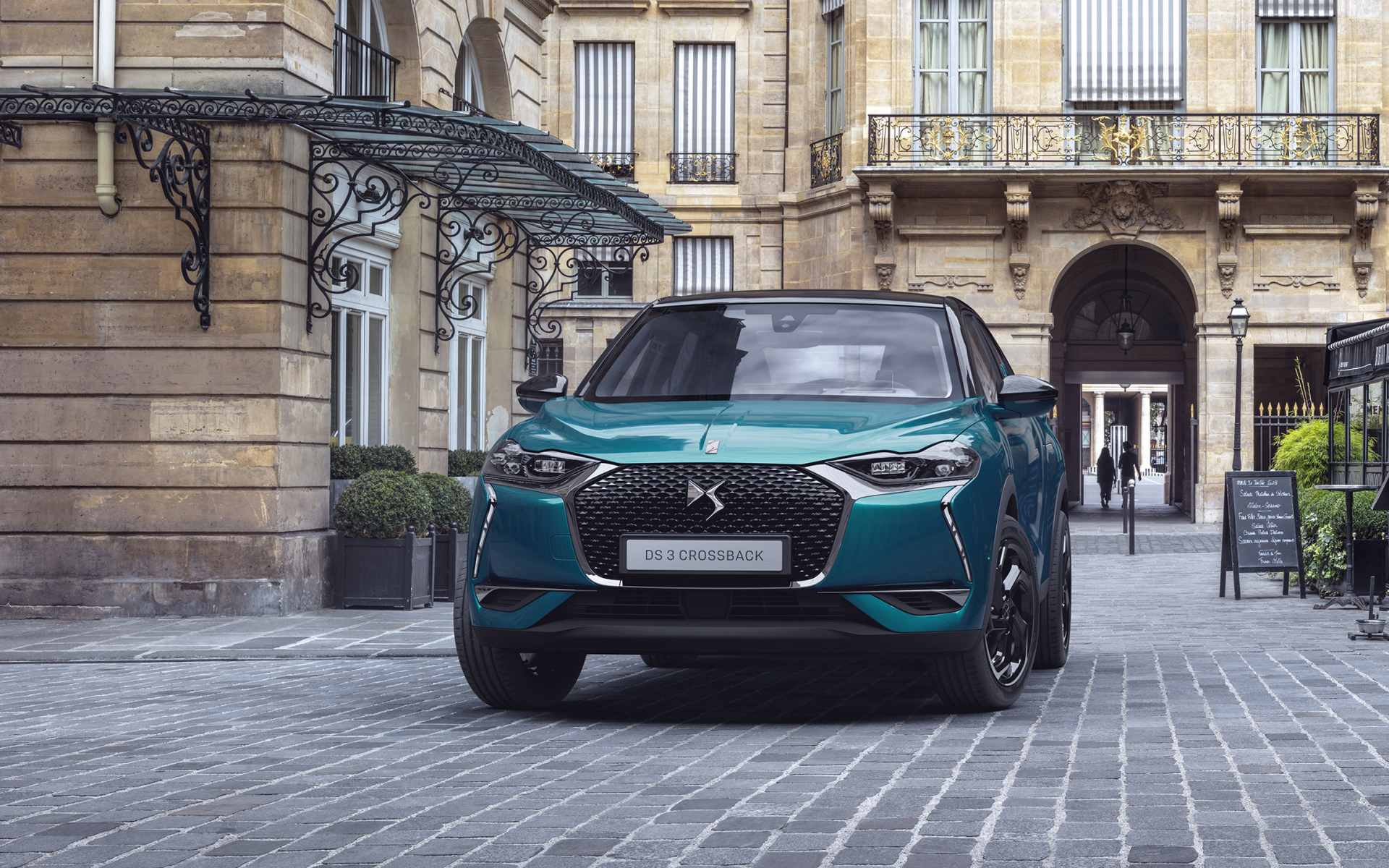 Голубой внедорожник DS 3 Crossback 2019 года на улице города