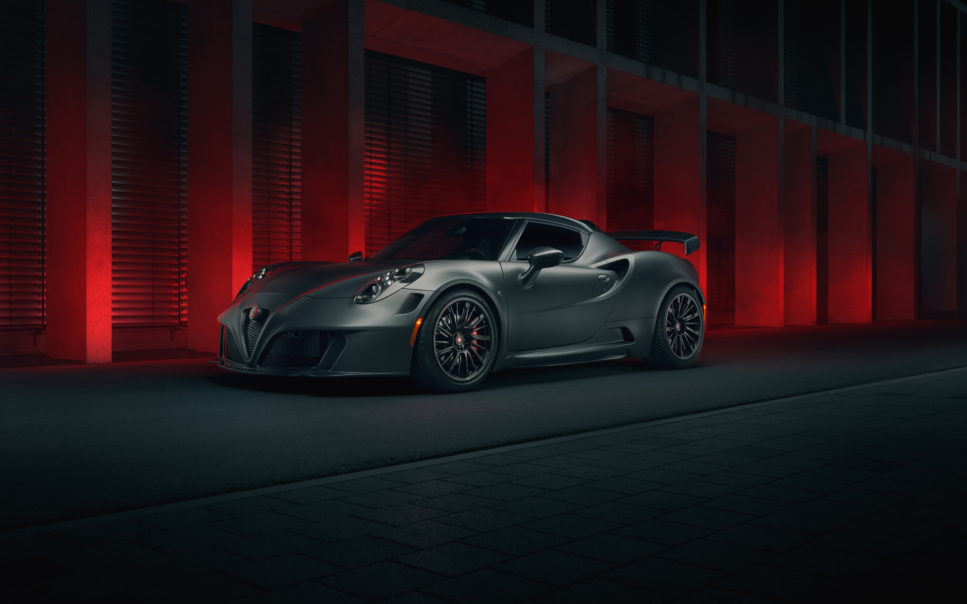 Серебристый автомобиль Pogea Racing Nemesis, 2018 года