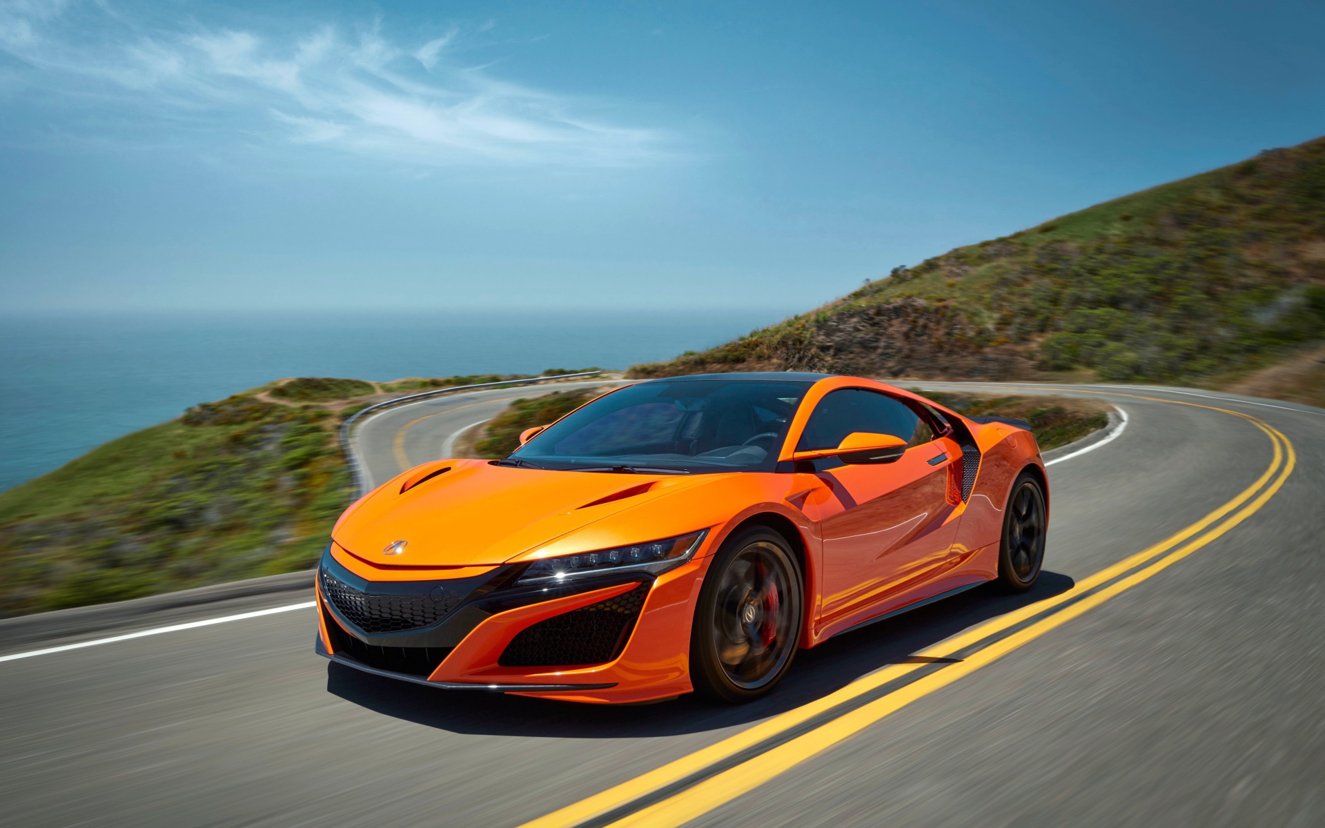 Оранжевый автомобиль Acura NSX, 2019 года на трассе