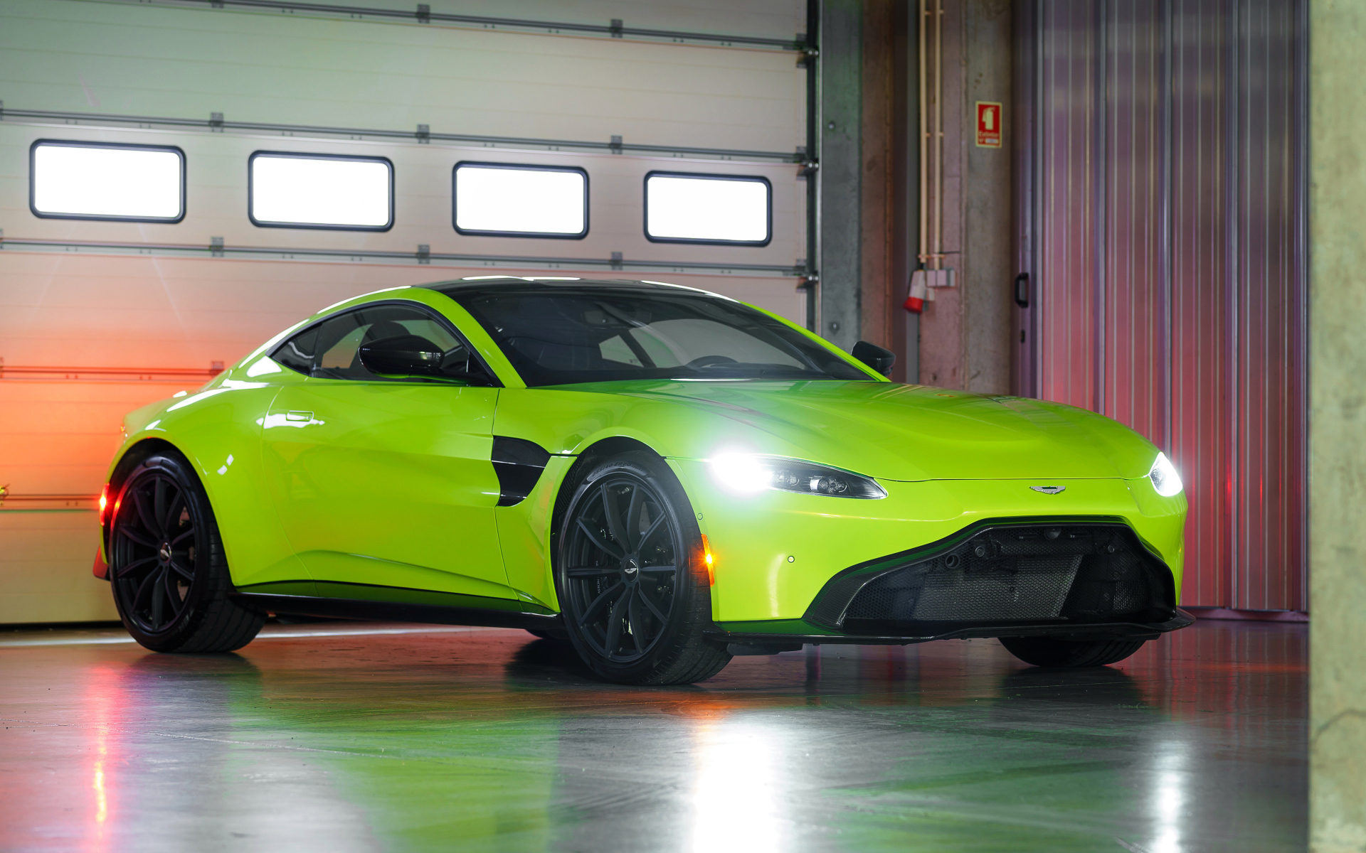 Салатовый автомобиль Aston Martin Vantage, 2019