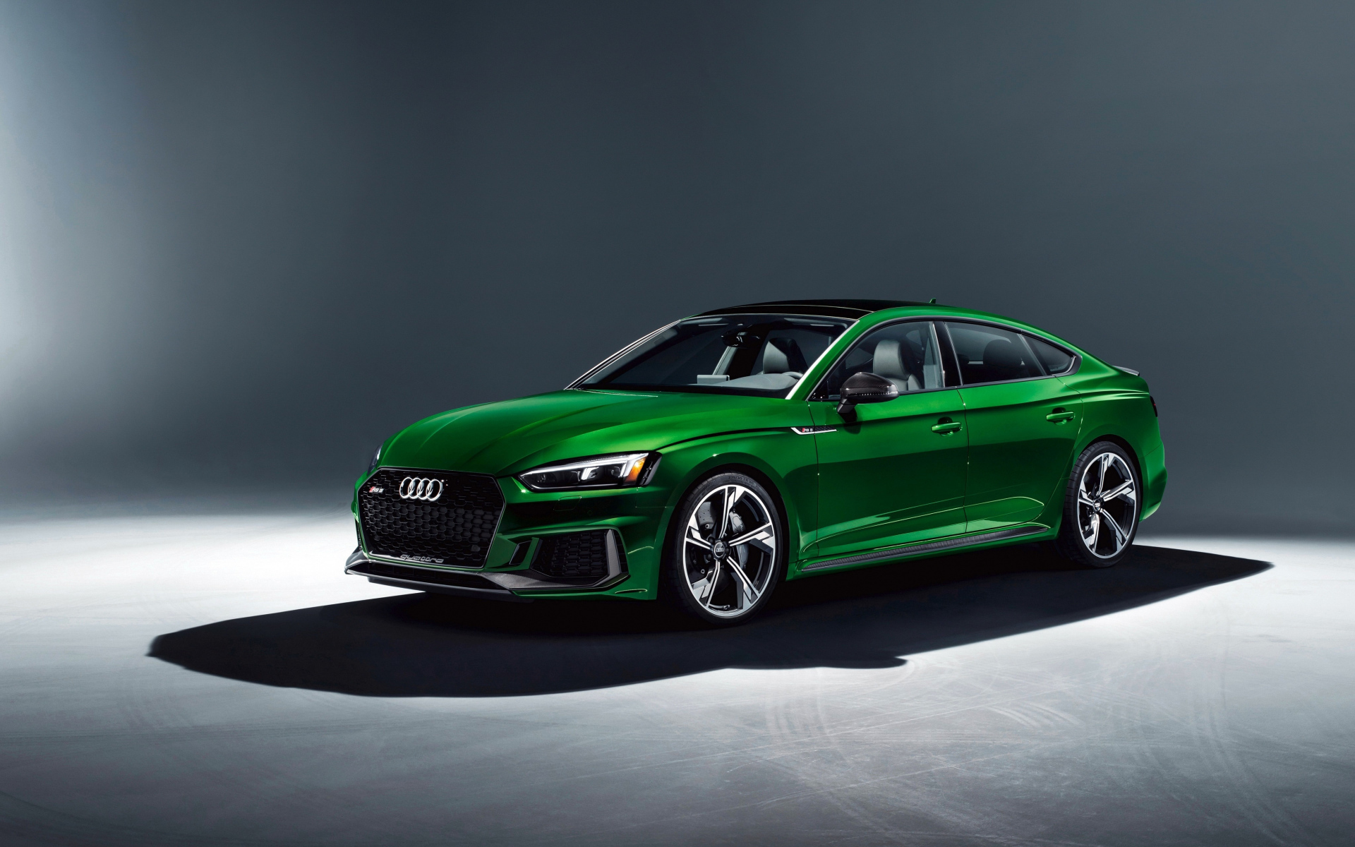 Зеленый автомобиль Audi RS5, 2019