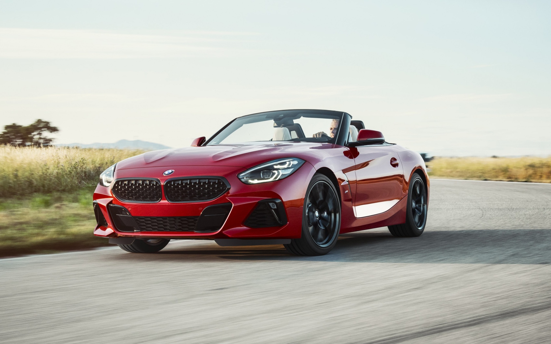 Красный спортивный автомобиль BMW Z4 M40i, 2019