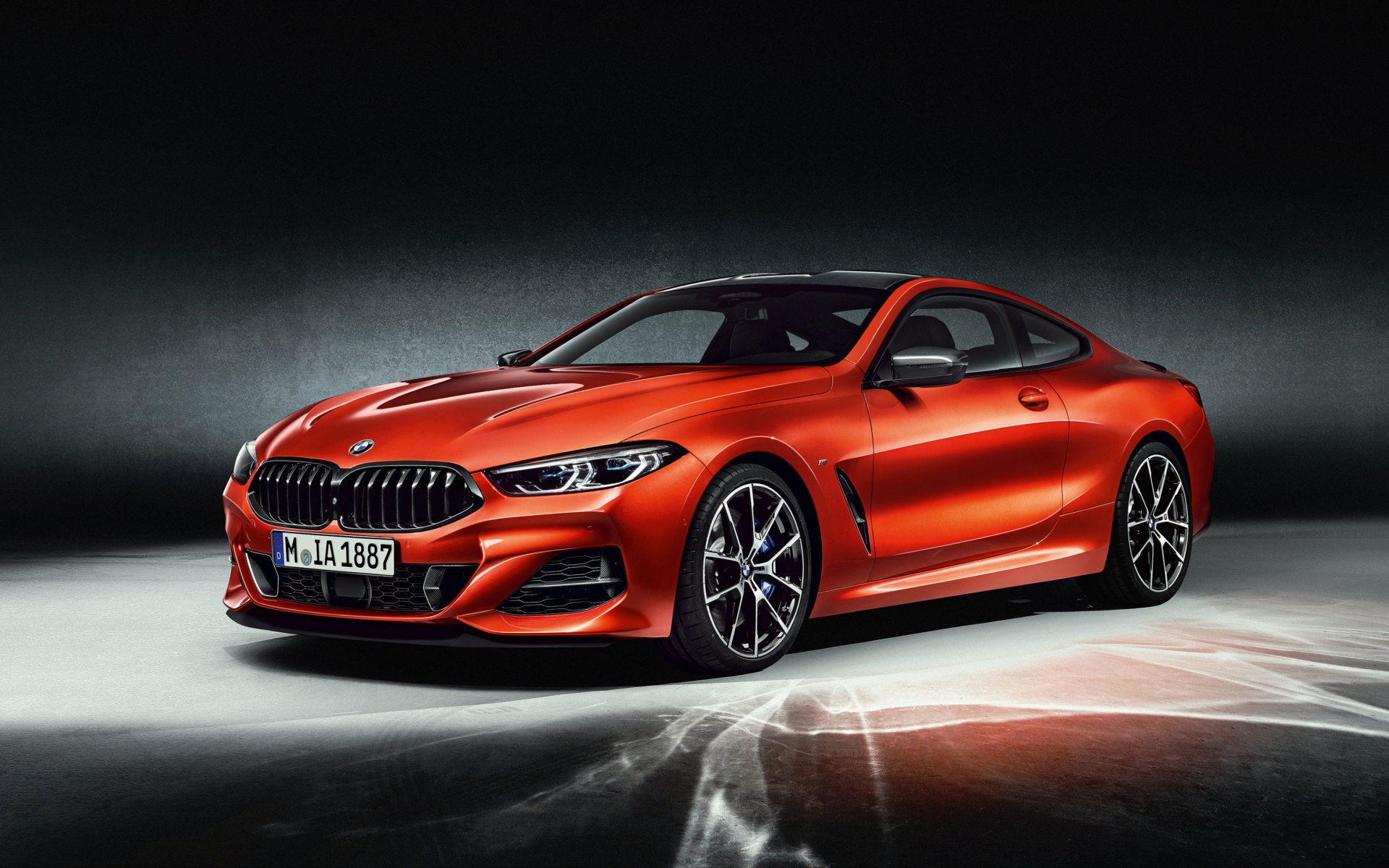 Красный быстрый автомобиль BMW M850i XDrive Carbon Package 2018
