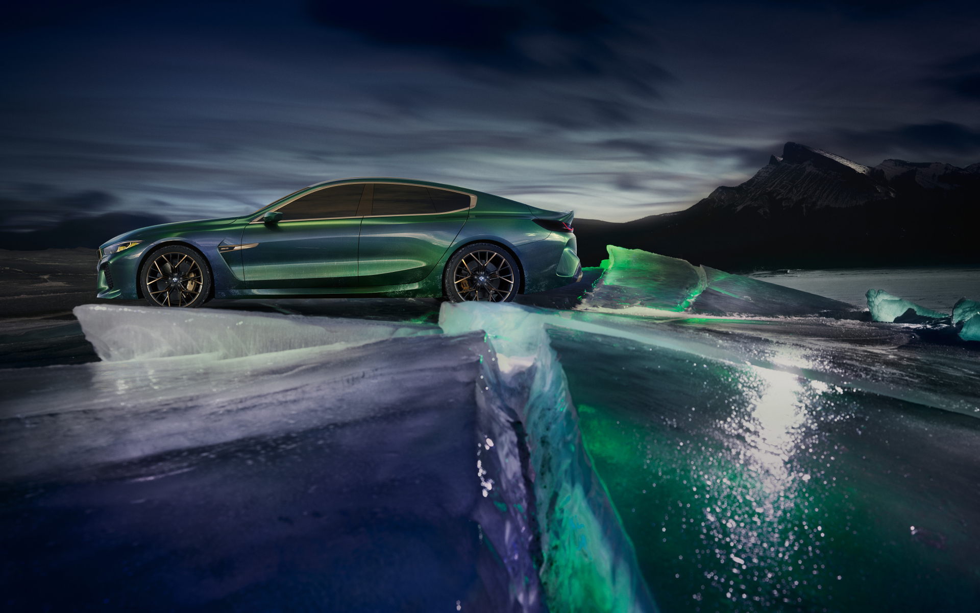 Стильный автомобиль BMW M8 Gran Coupe на льду