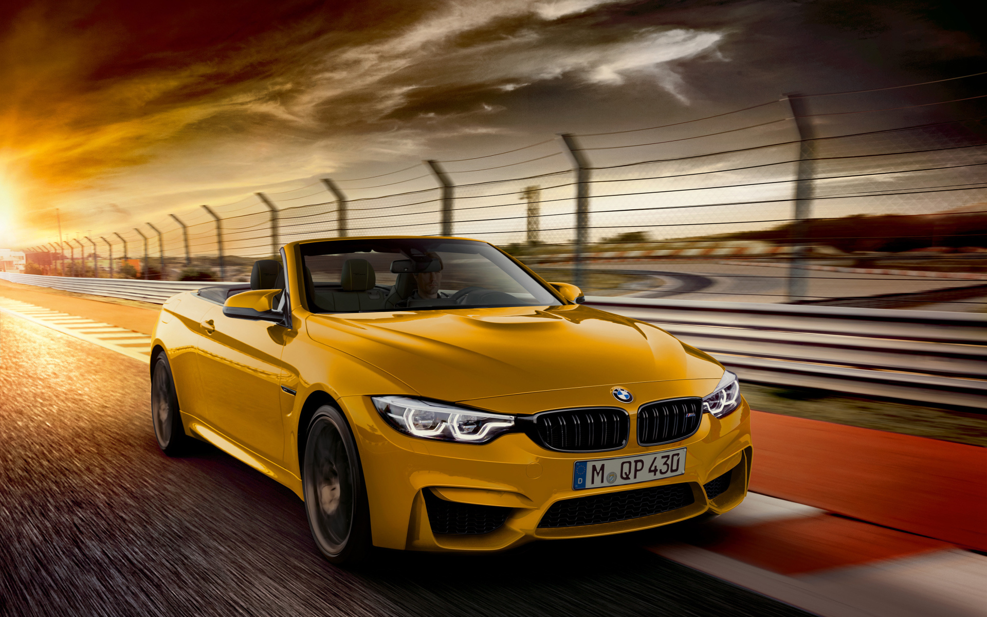Желтый быстрый автомобиль кабриолет Bmw M4 Cabriolet 2018