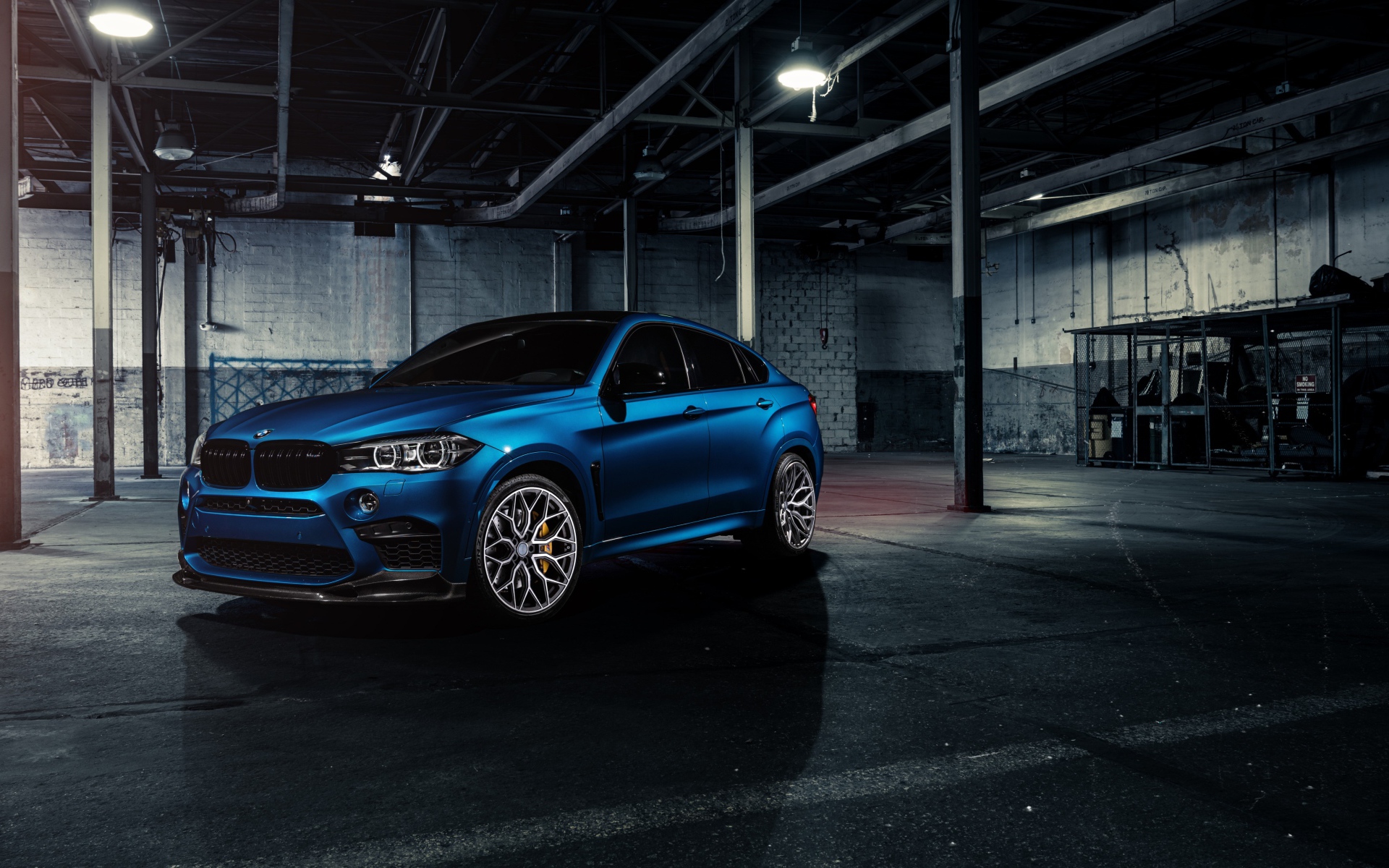 Внедорожник BMW X6 M цвет голубой металлик 