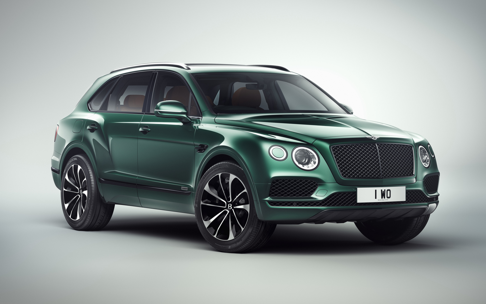 Зеленый автомобиль Bentley Bentayga 2018 года на сером фоне