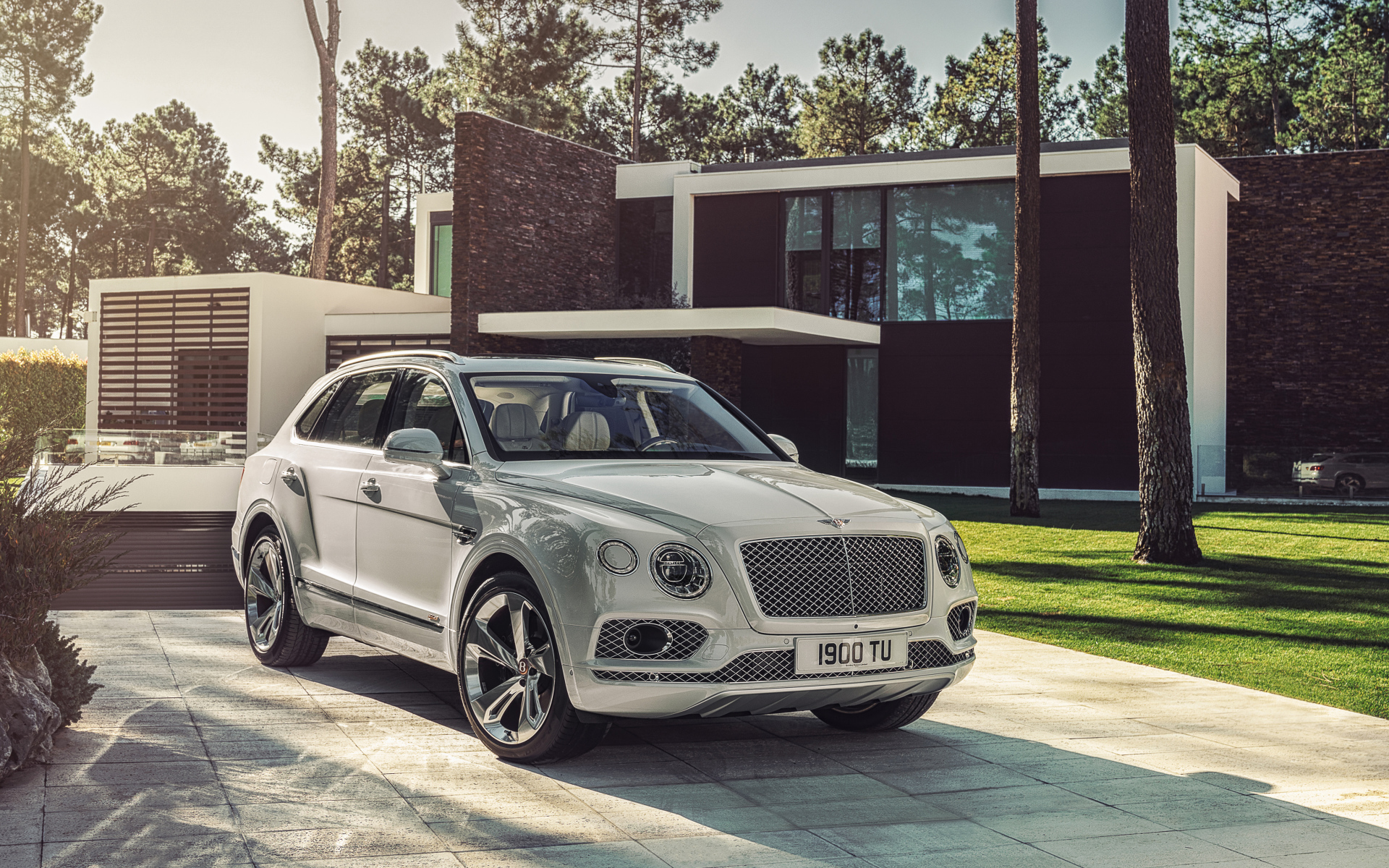 Стильный автомобиль Bentley Bentayga у дома