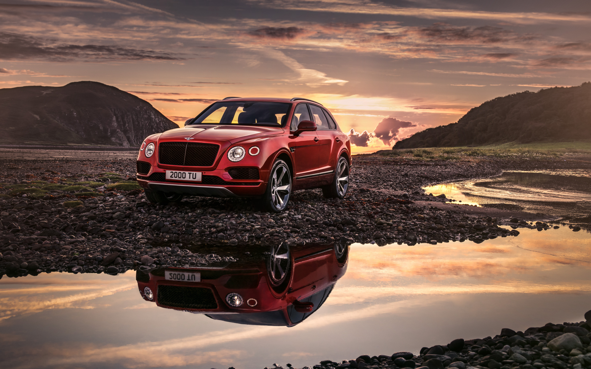 Новый красный автомобиль Bentley Bentayga V8, 2018 отражается в воде