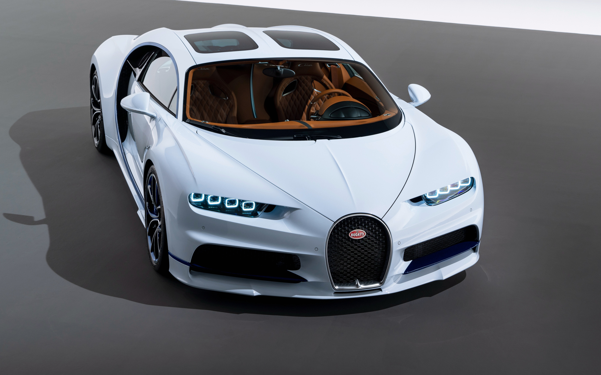 Дорогой белый автомобиль Bugatti Chiron