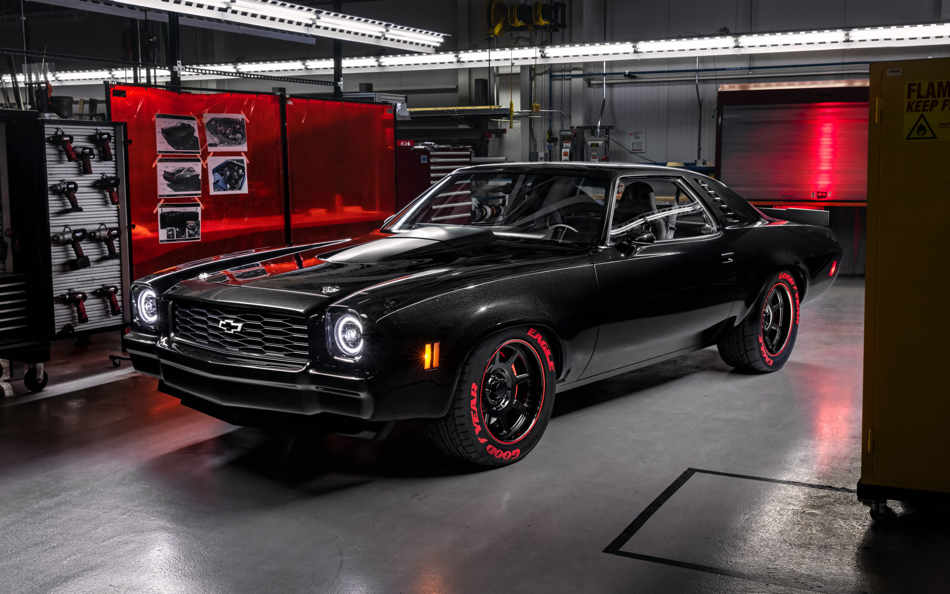 Черный ретро автомобиль Chevrolet Chevelle Laguna 1973 года